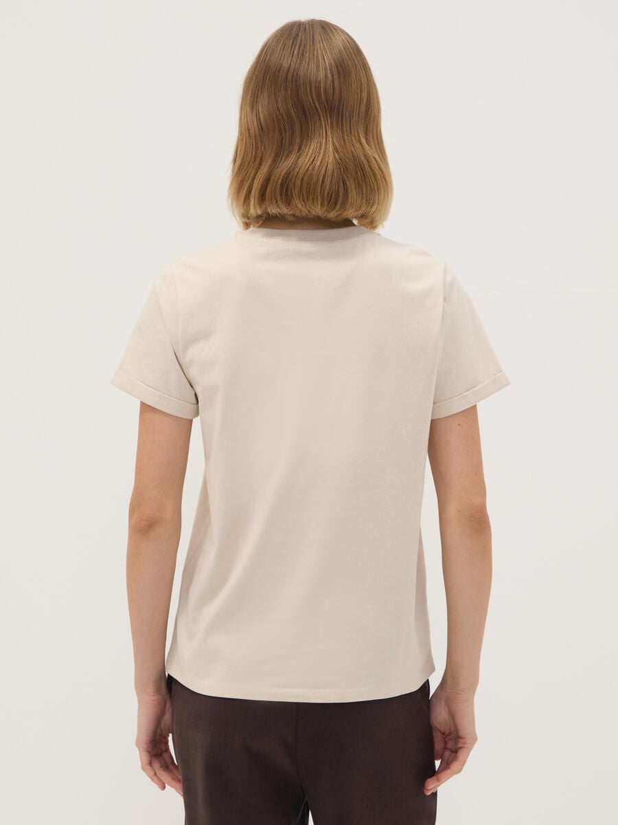 T-shirt beige in puro cotone con girocollo e stampa floreale regular fit_3