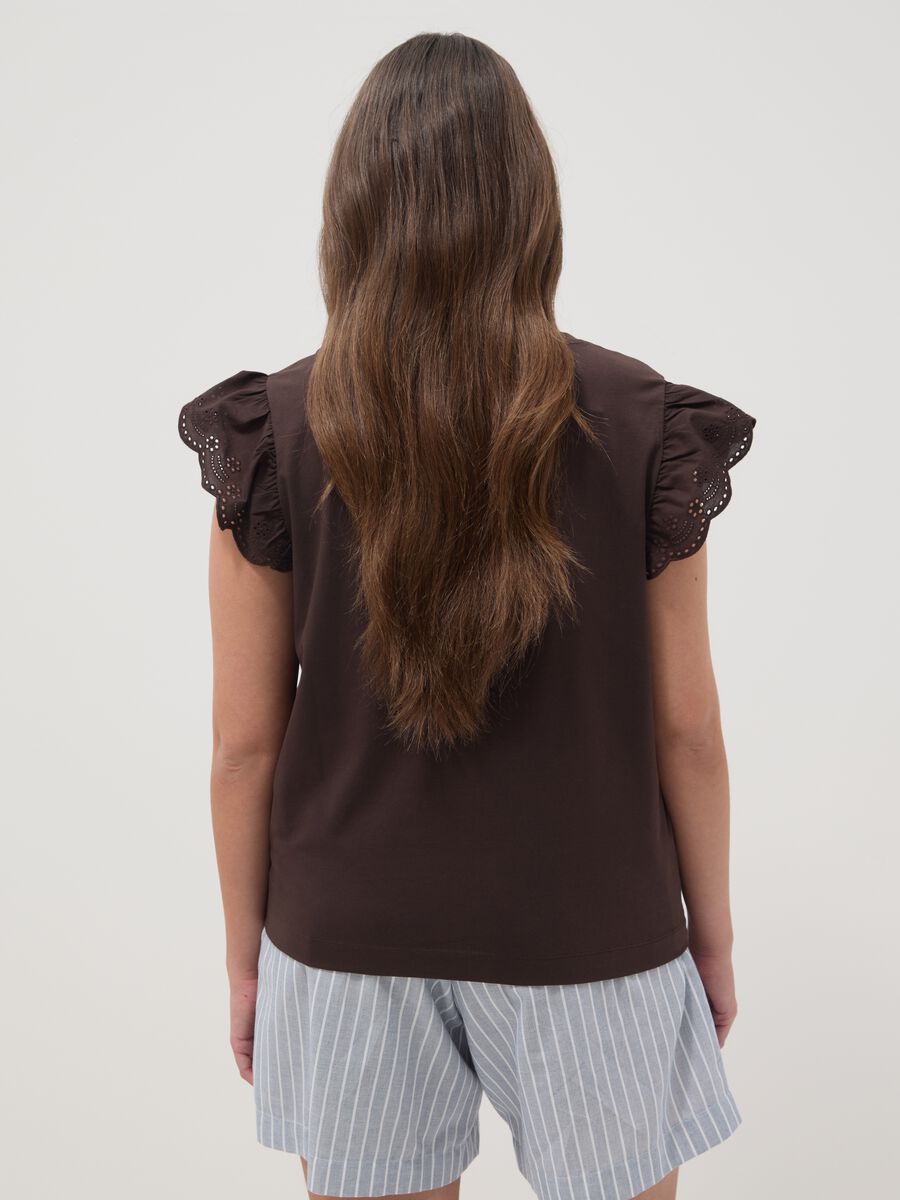 T-shirt marrone in cotone elasticizzato con maniche volant regular fit_3