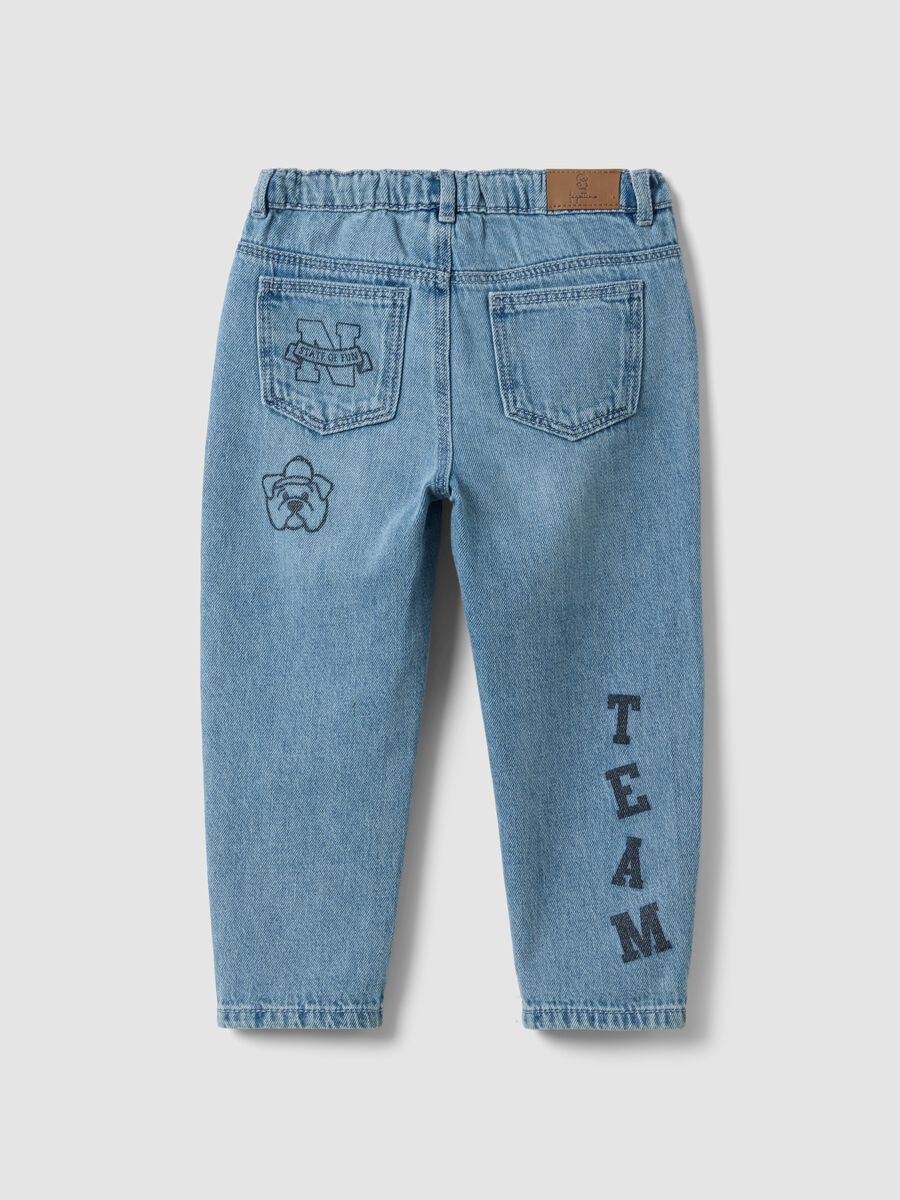 Jeans denim azzurri in misto cotone e viscosa con stampe college_1