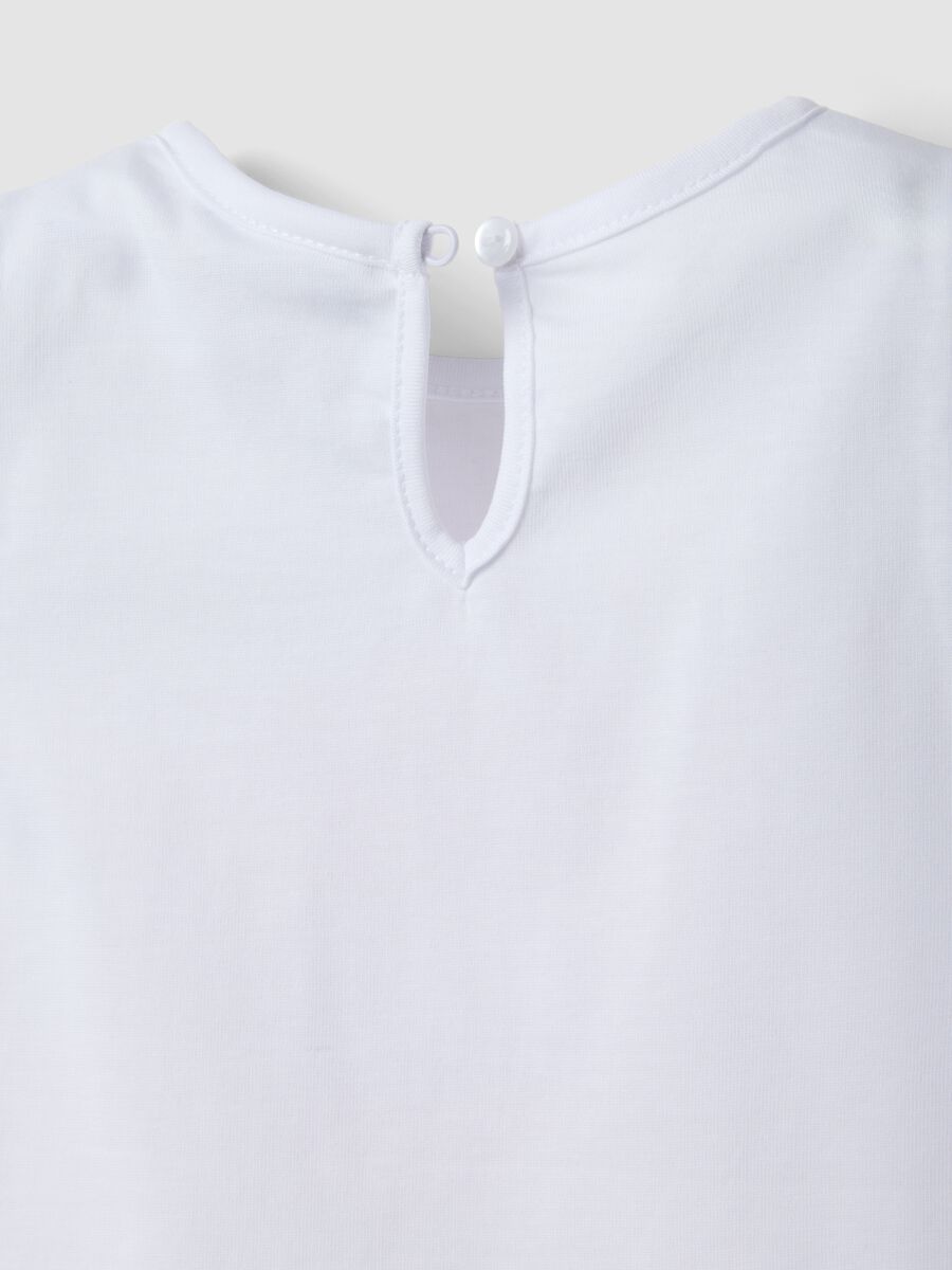 Wei&szlig;es M&auml;dchen-Top aus reiner Bio-Baumwolle mit Print und Volants_3