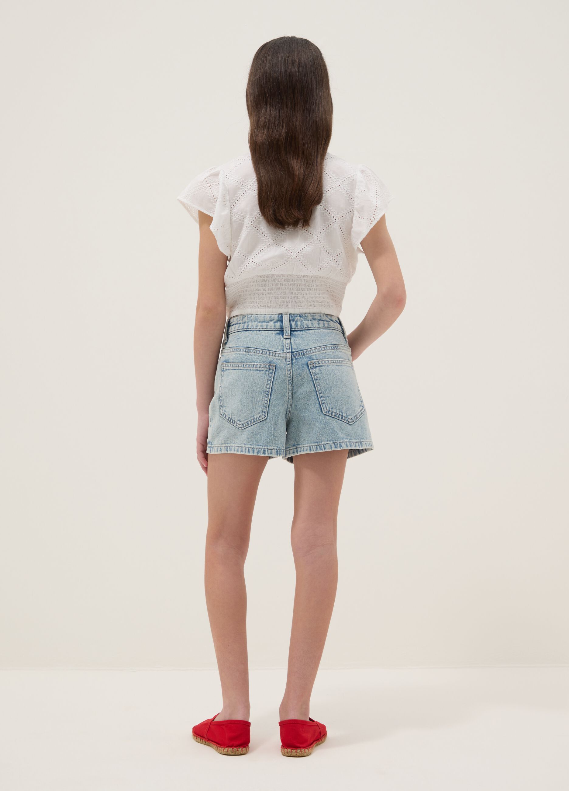 Hellblaue Denim-Shorts aus reiner Baumwolle f&uuml;r M&auml;dchen, Regular Fit mit Stickereien