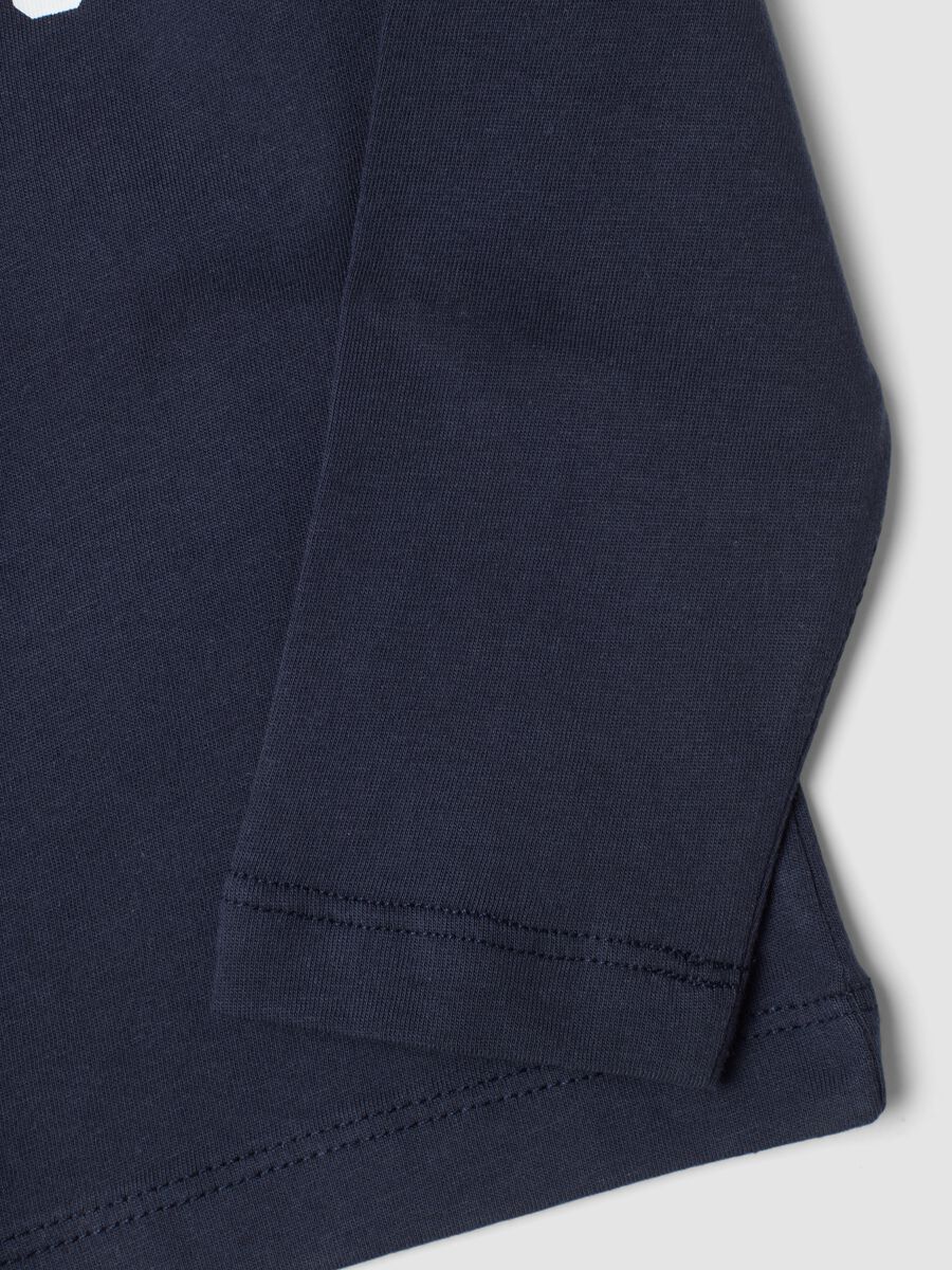 T-shirt blu in puro cotone con stampa college regular fit_3