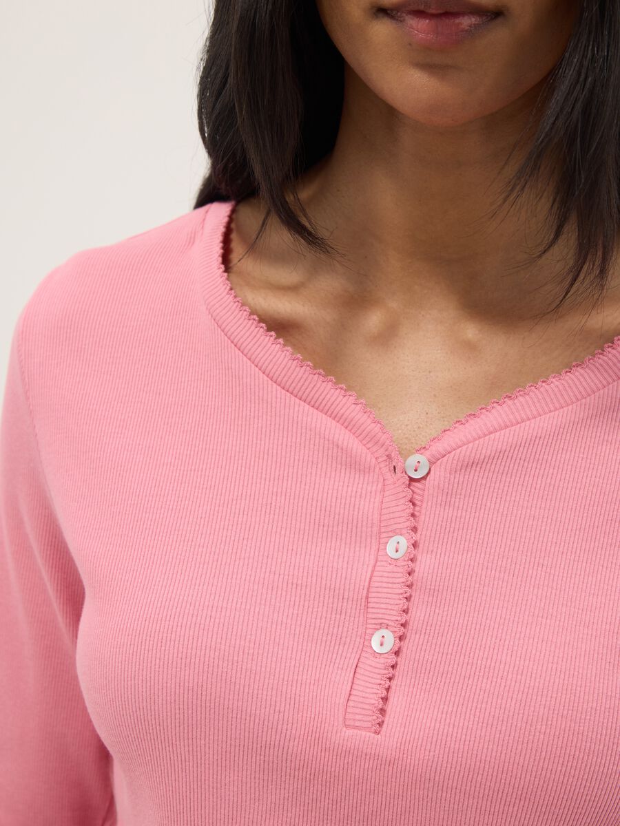 Pure cotton pink pyjama top with serafino neckline, regular fit_3