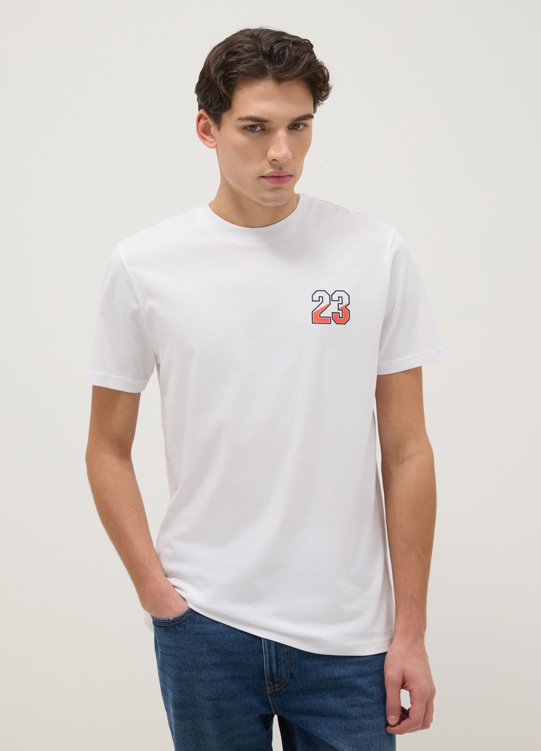 T-shirt branco de algod&atilde;o puro regular fit com gr&aacute;fico