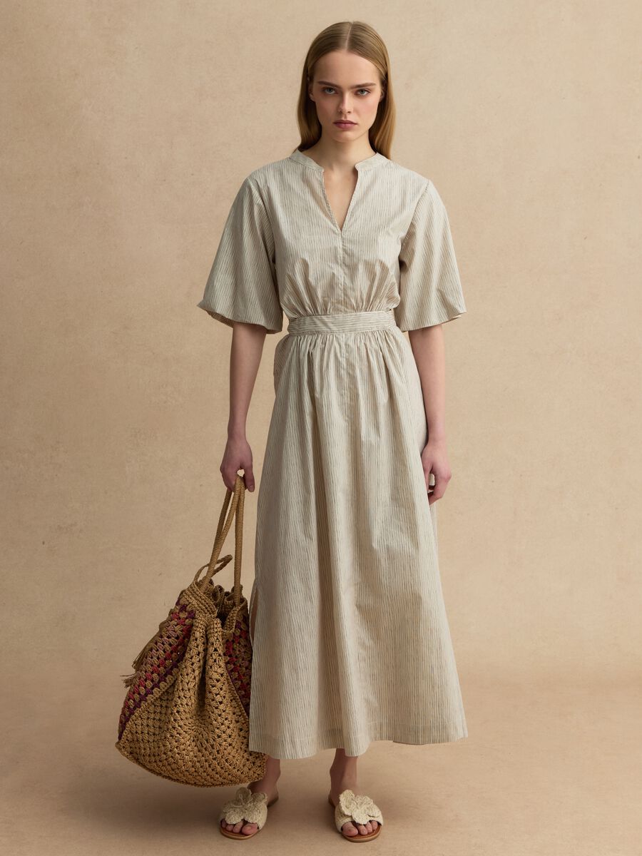 Beiges Maxikleid aus reiner Baumwolle mit Streifen, Regular Fit und V-Ausschnitt_0