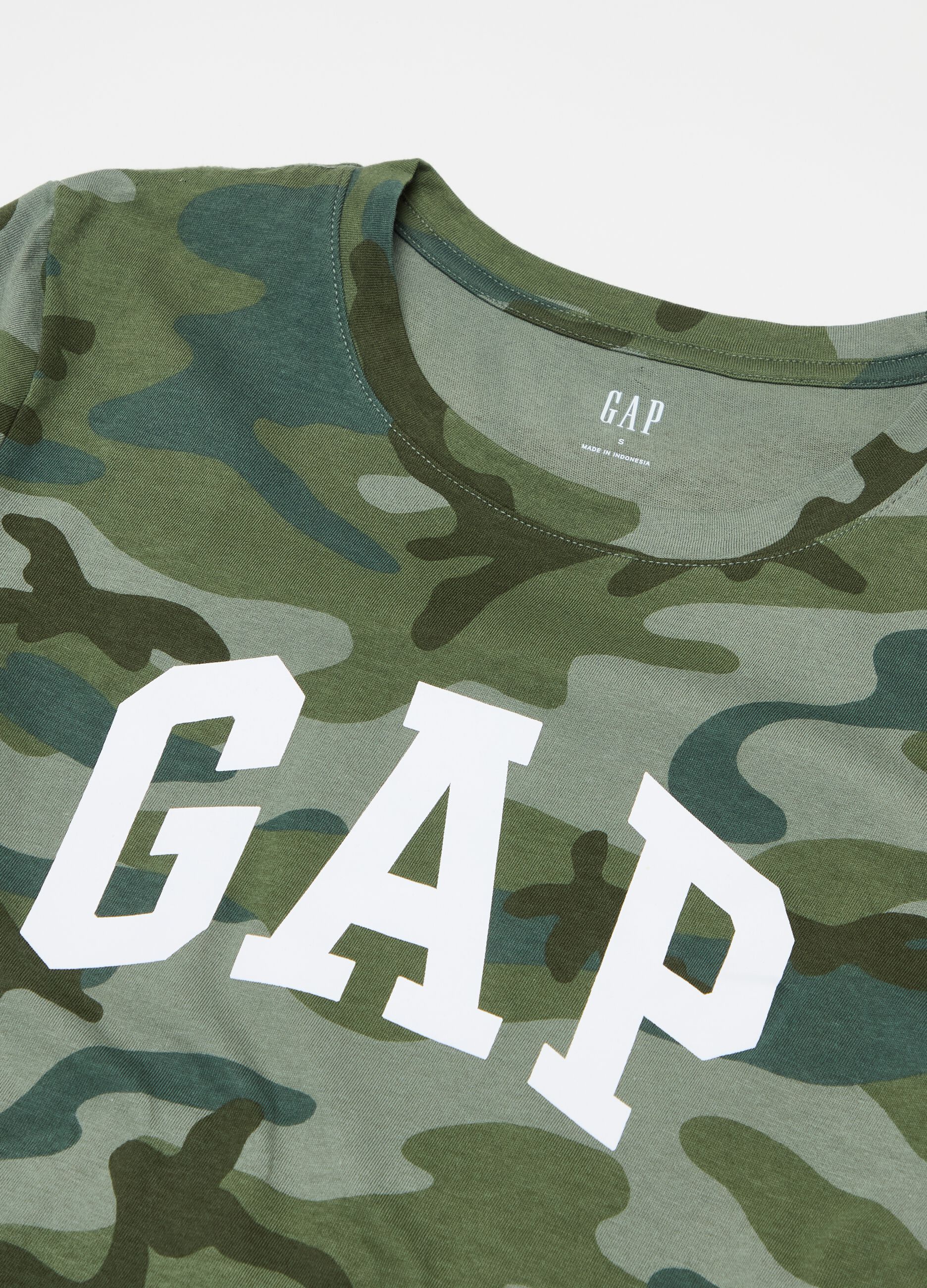 Camouflage T-shirt with logo print