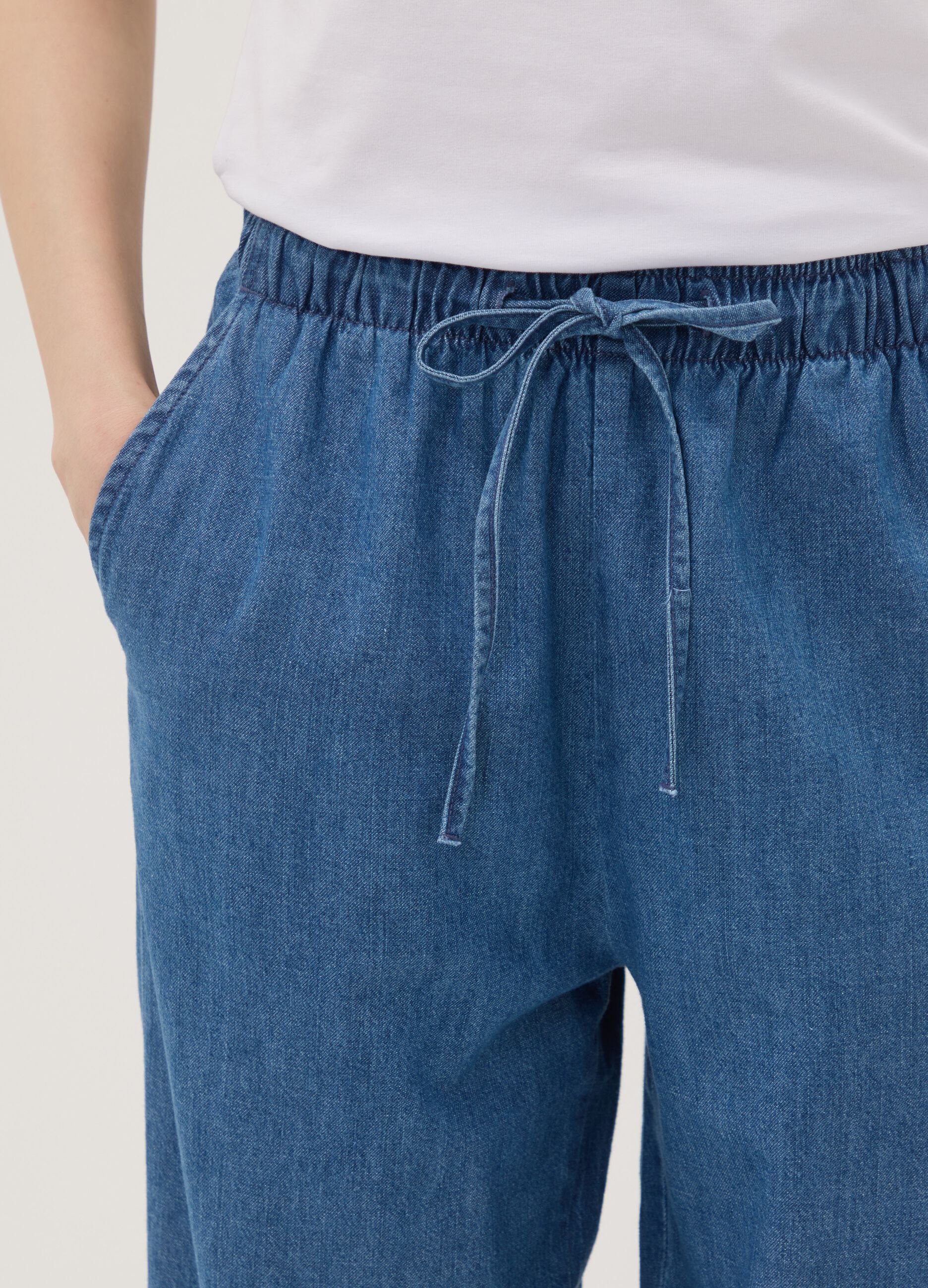Pantaloni denim blu in puro cotone wide leg con coulisse