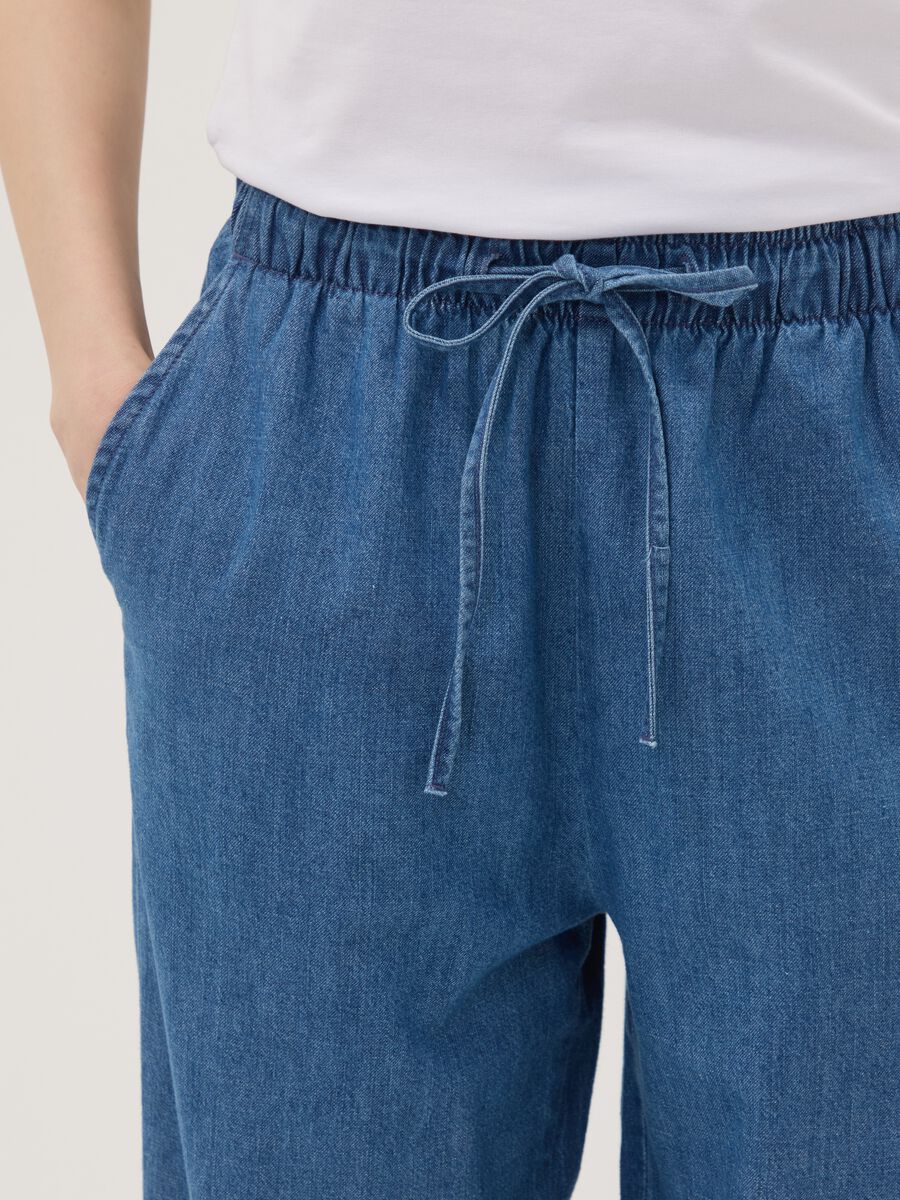 Pantaloni denim blu in puro cotone wide leg con coulisse_3