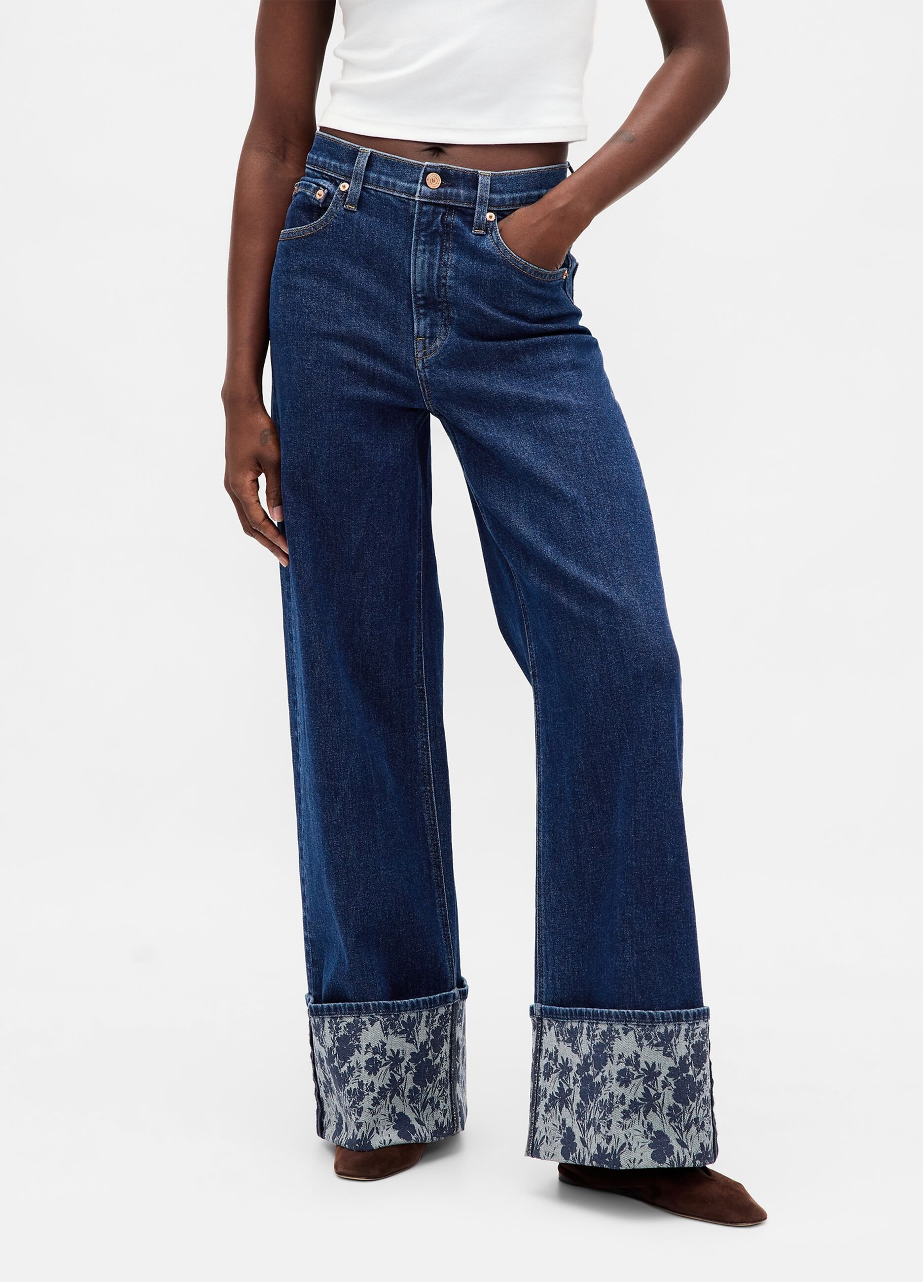 Weite Jeanshose mit Blumensaum