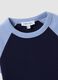 T-shirt blu in cotone elasticizzato a girocollo con maniche a contrasto_6