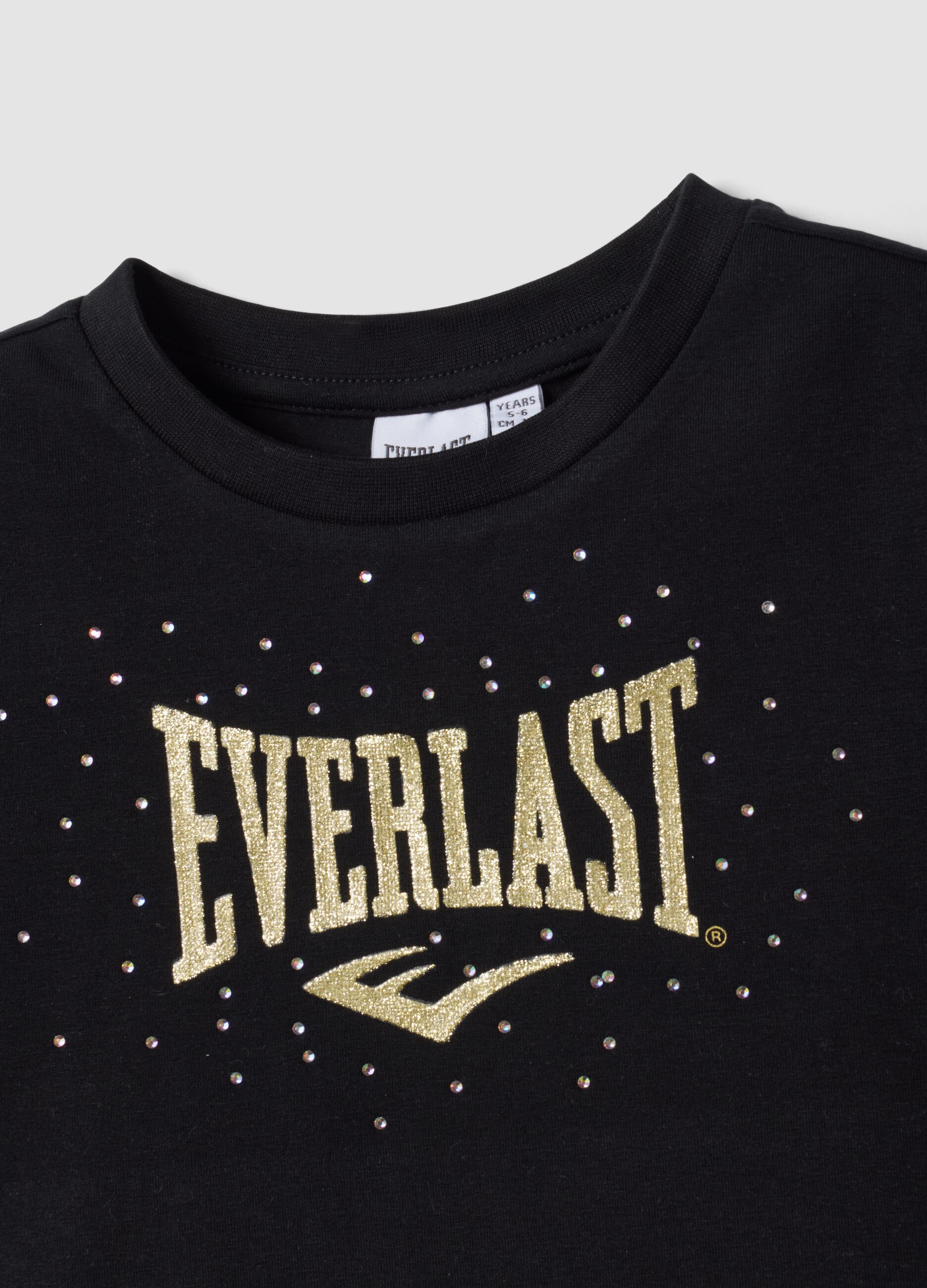 Camiseta cropped negra de algod&oacute;n el&aacute;stico con estampado para ni&ntilde;a