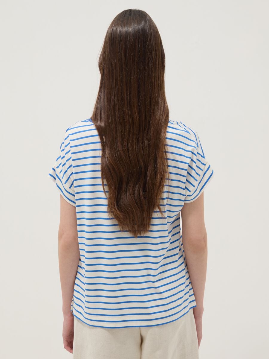Camiseta azul de viscosa el&aacute;stica a rayas_3