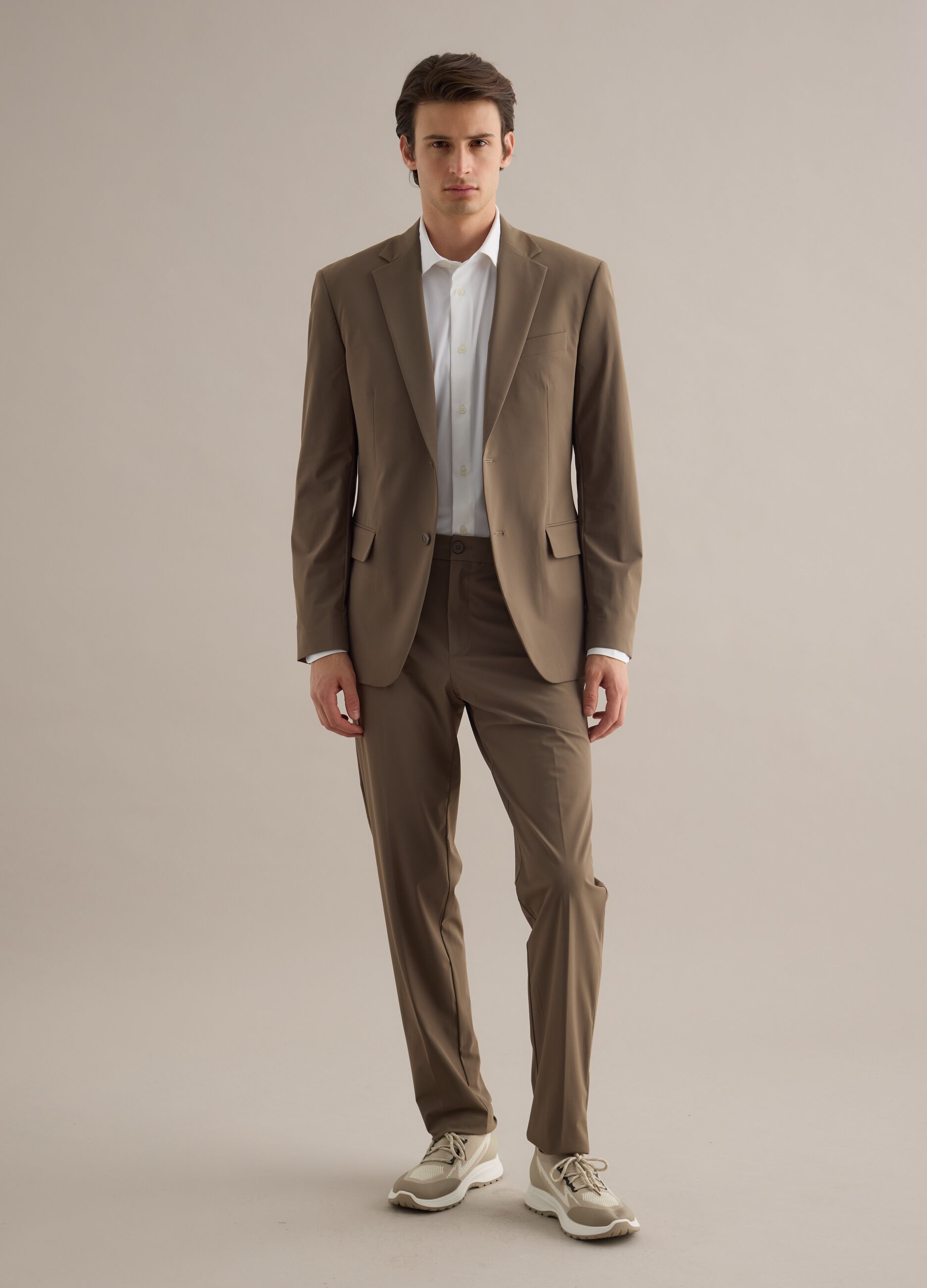 T&eacute;nis multicoloridos com detalhes em malha