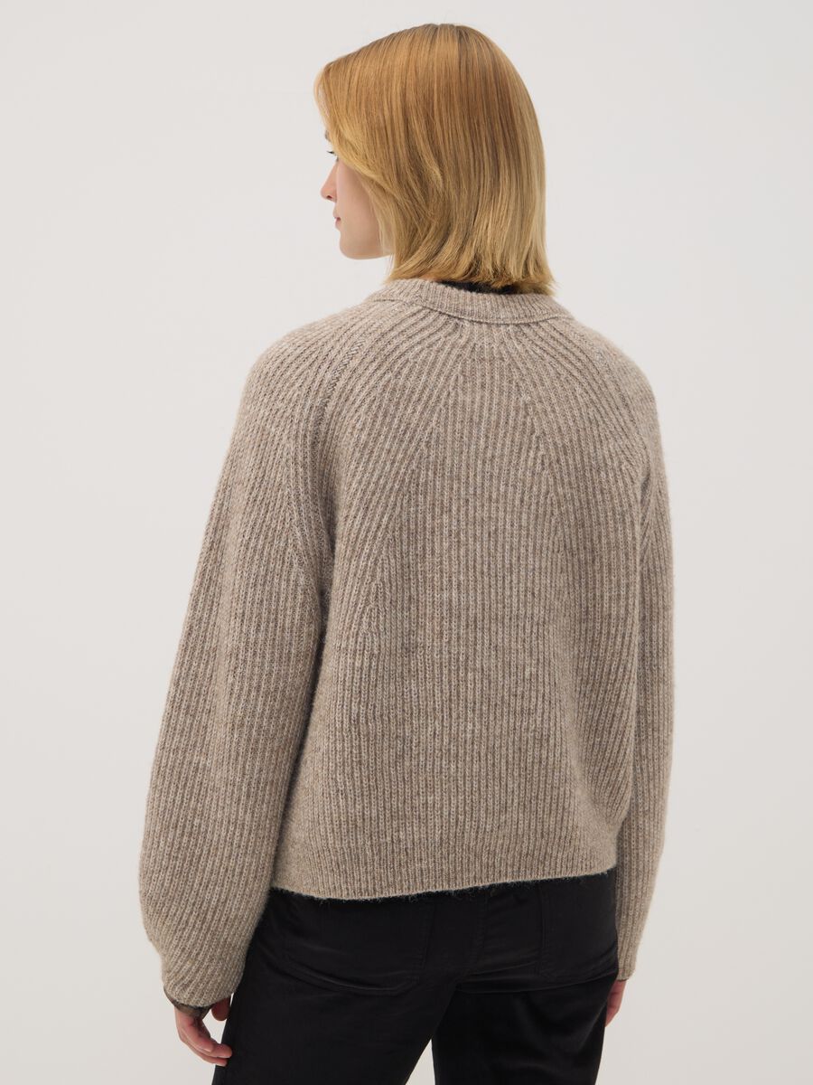 Jersey beige de canal&eacute; en mezcla de lana con cuello redondo_3