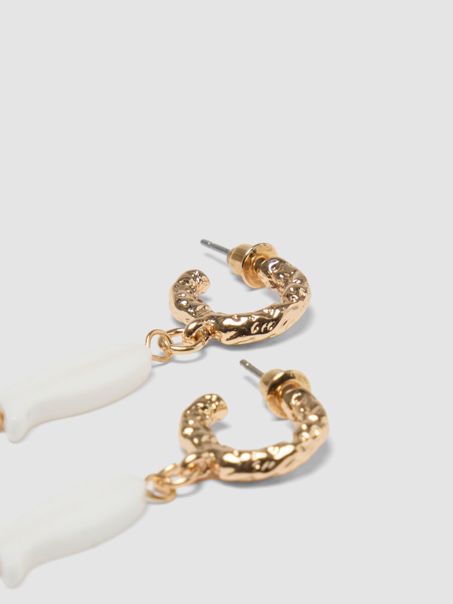 Ohrringe mit wei&szlig;en Anh&auml;ngern in Fischform_1