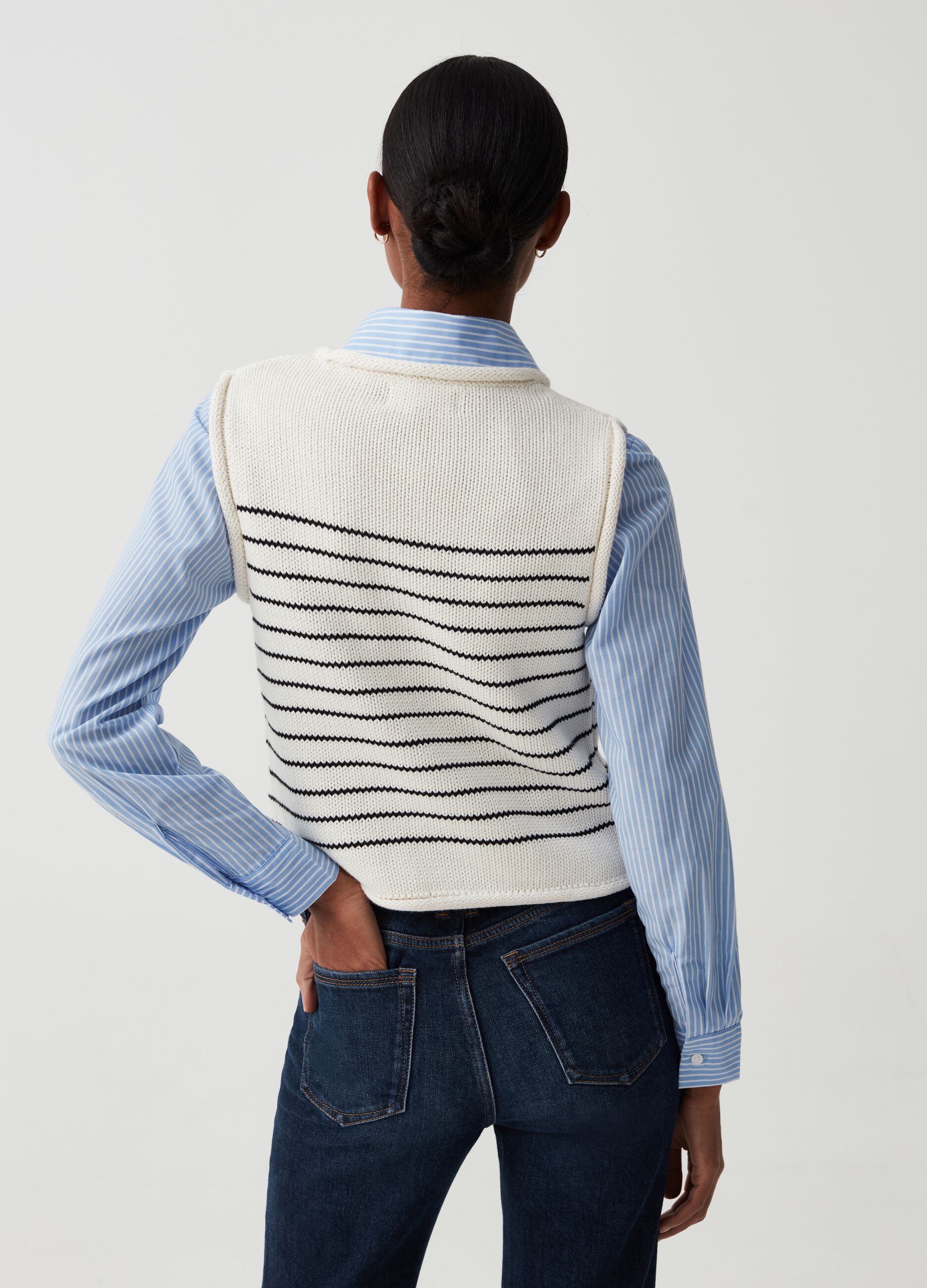 Closed gilet with striped jacquard motif
