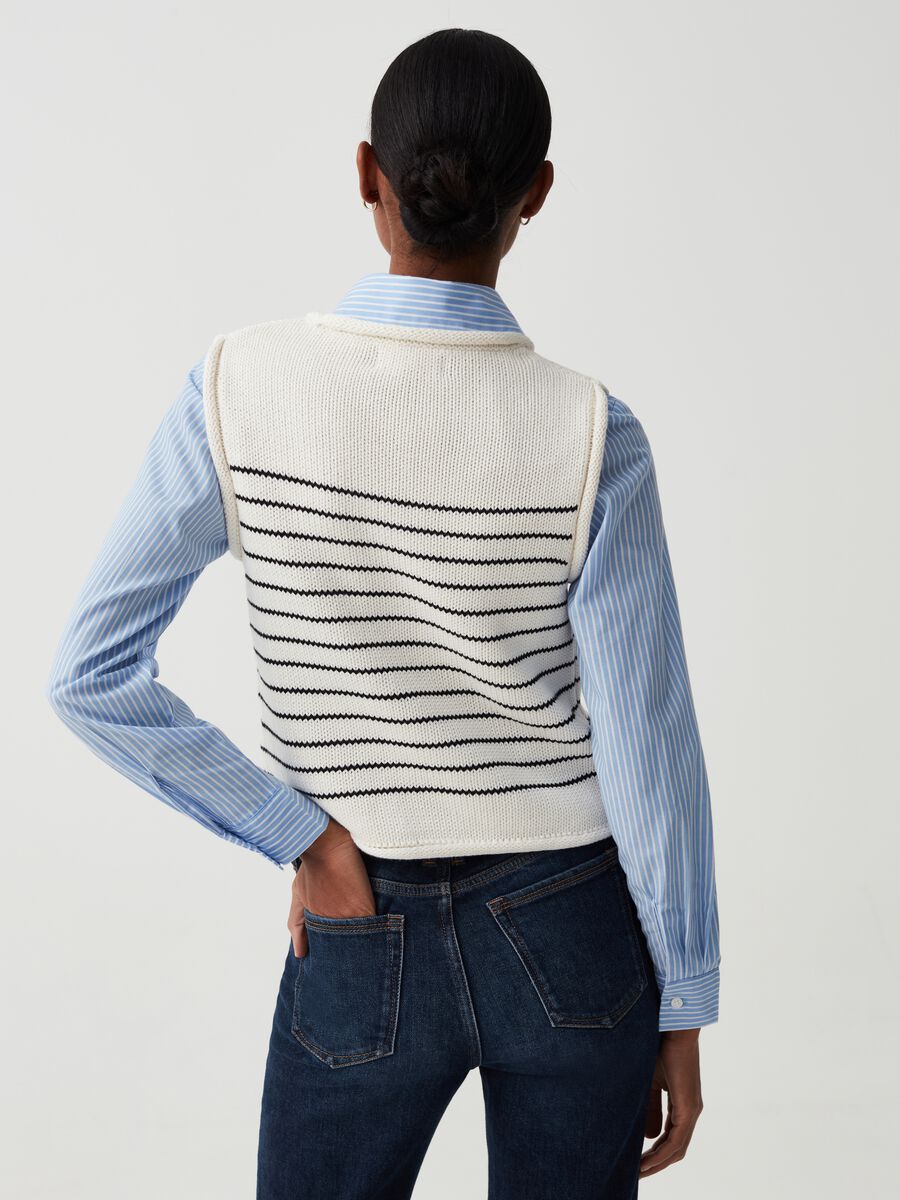 Closed gilet with striped jacquard motif_2