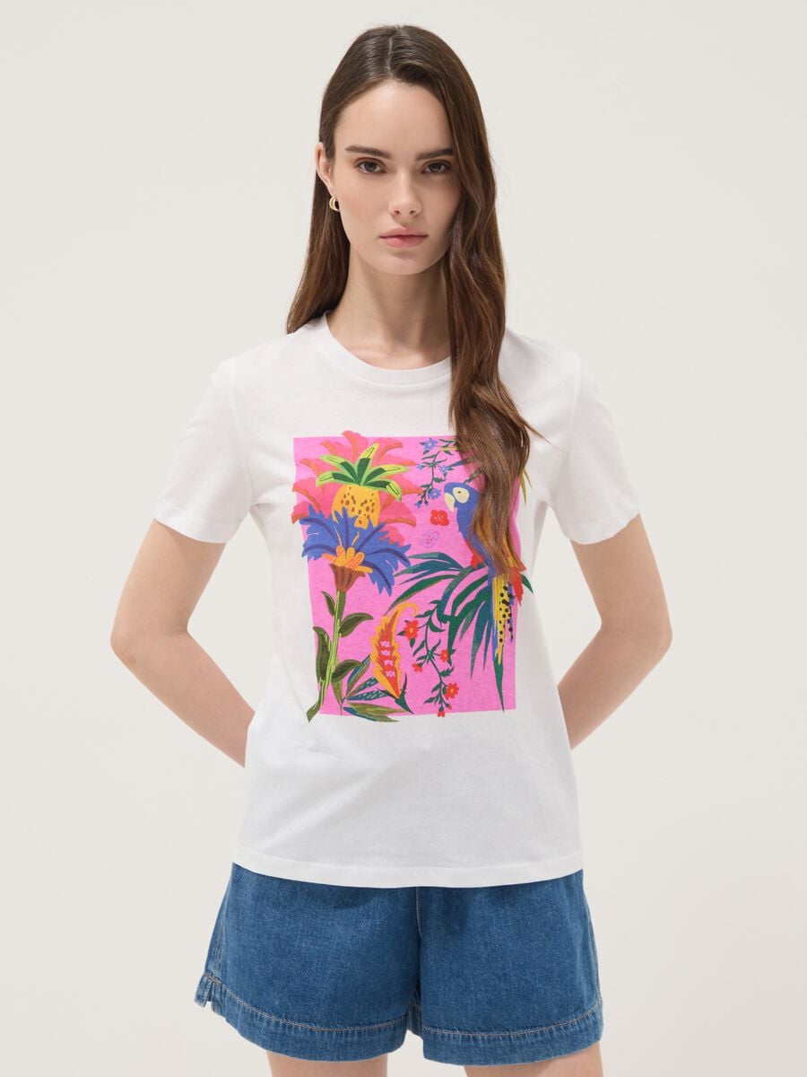 Camiseta blanca de algod&oacute;n puro con estampado tropical_0