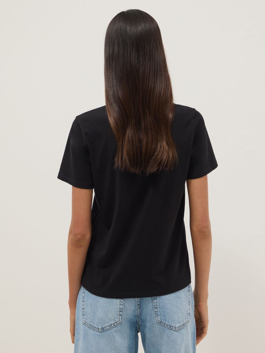 Camiseta negra de algod&oacute;n puro regular fit con bolsillo bordado_2