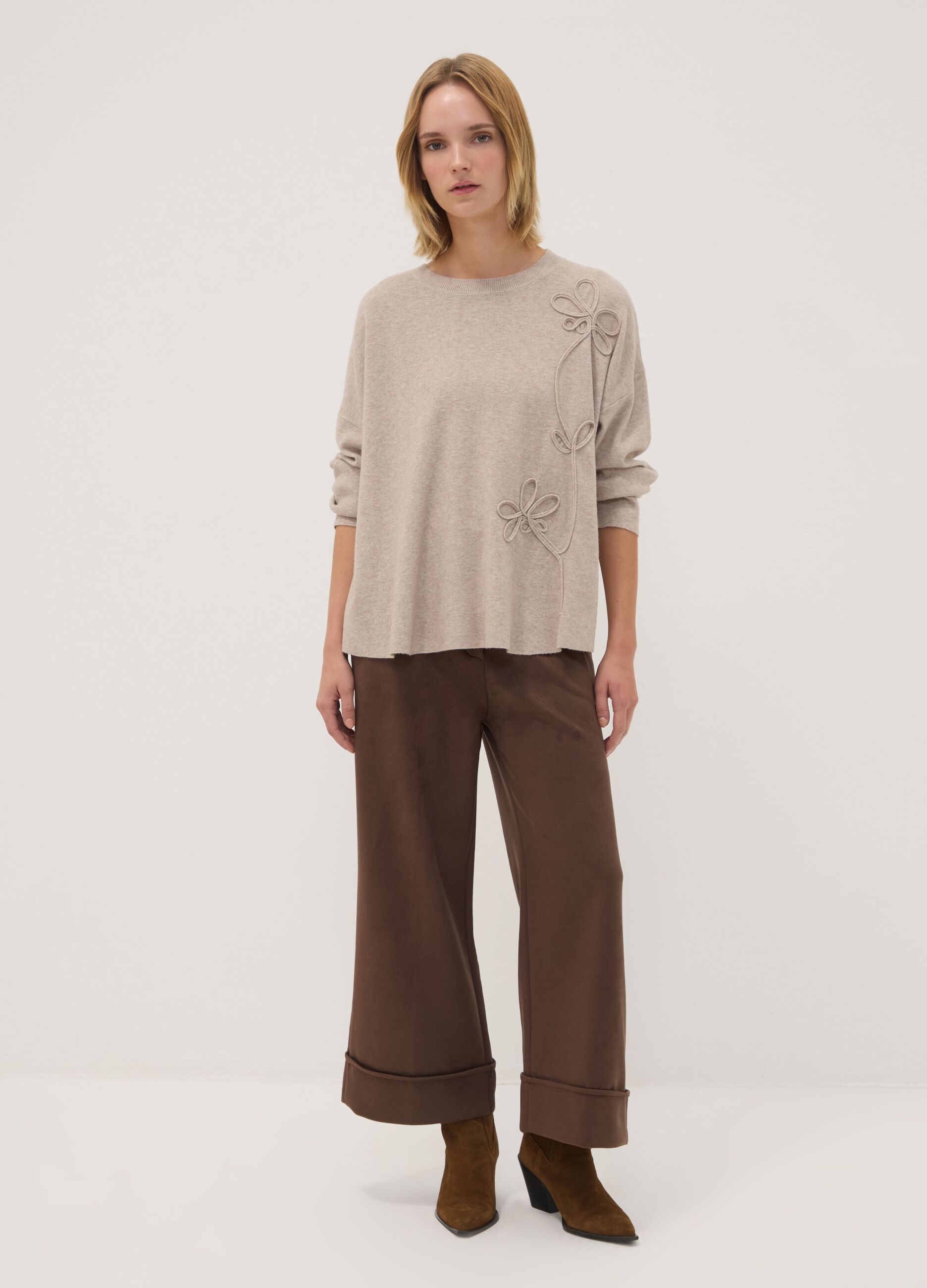 Sand viscose-blend top with floral appliqu&eacute;s, regular fit