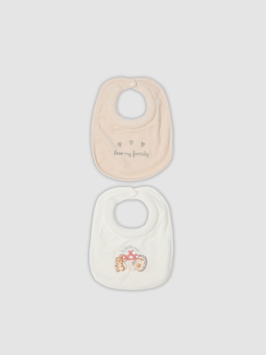 Two-pack of beige and white organic cotton-blend bibs with embroidery_0