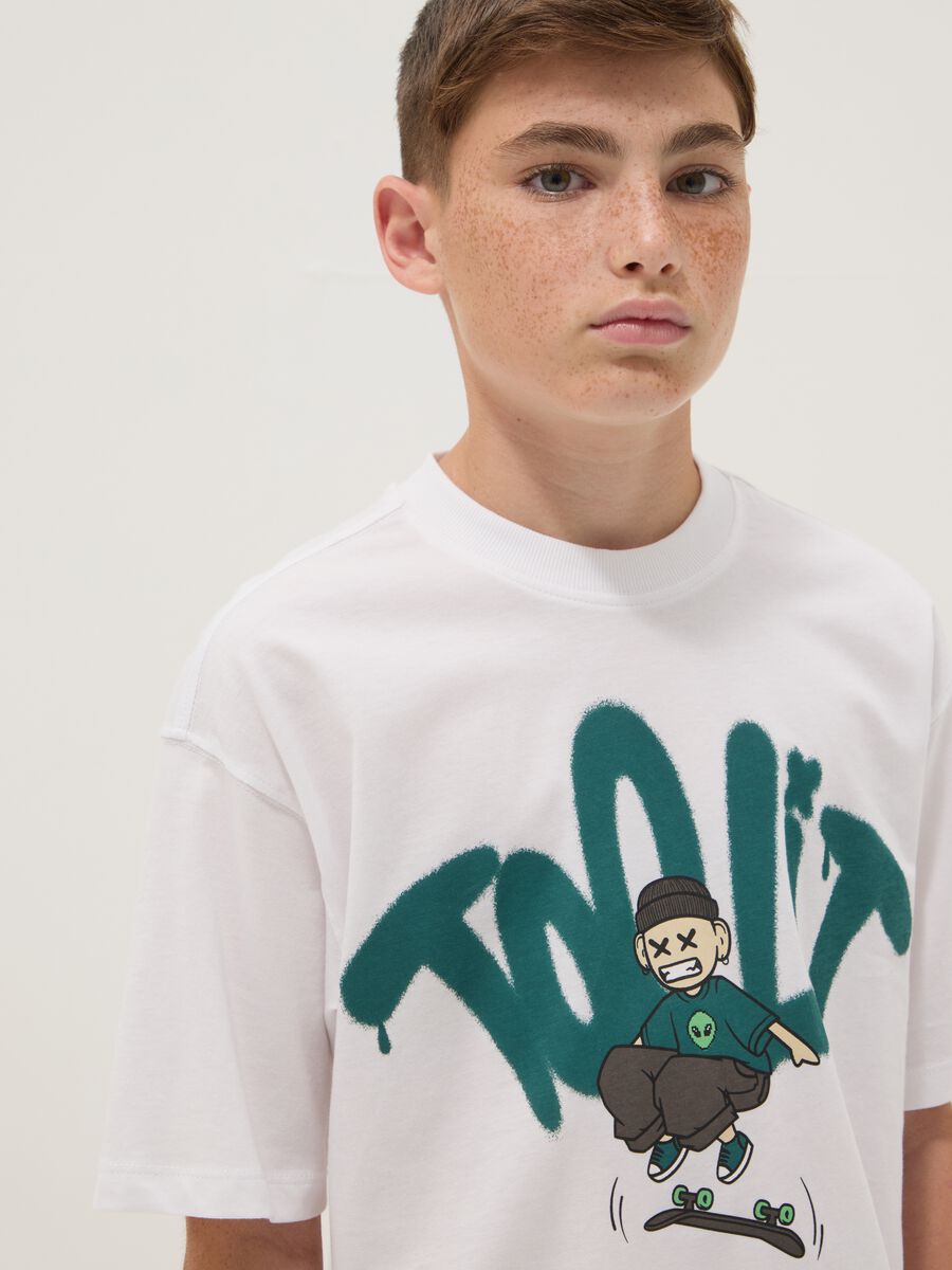 T-shirt branca de algod&atilde;o puro para rapaz, corte oversize, com estampado_2