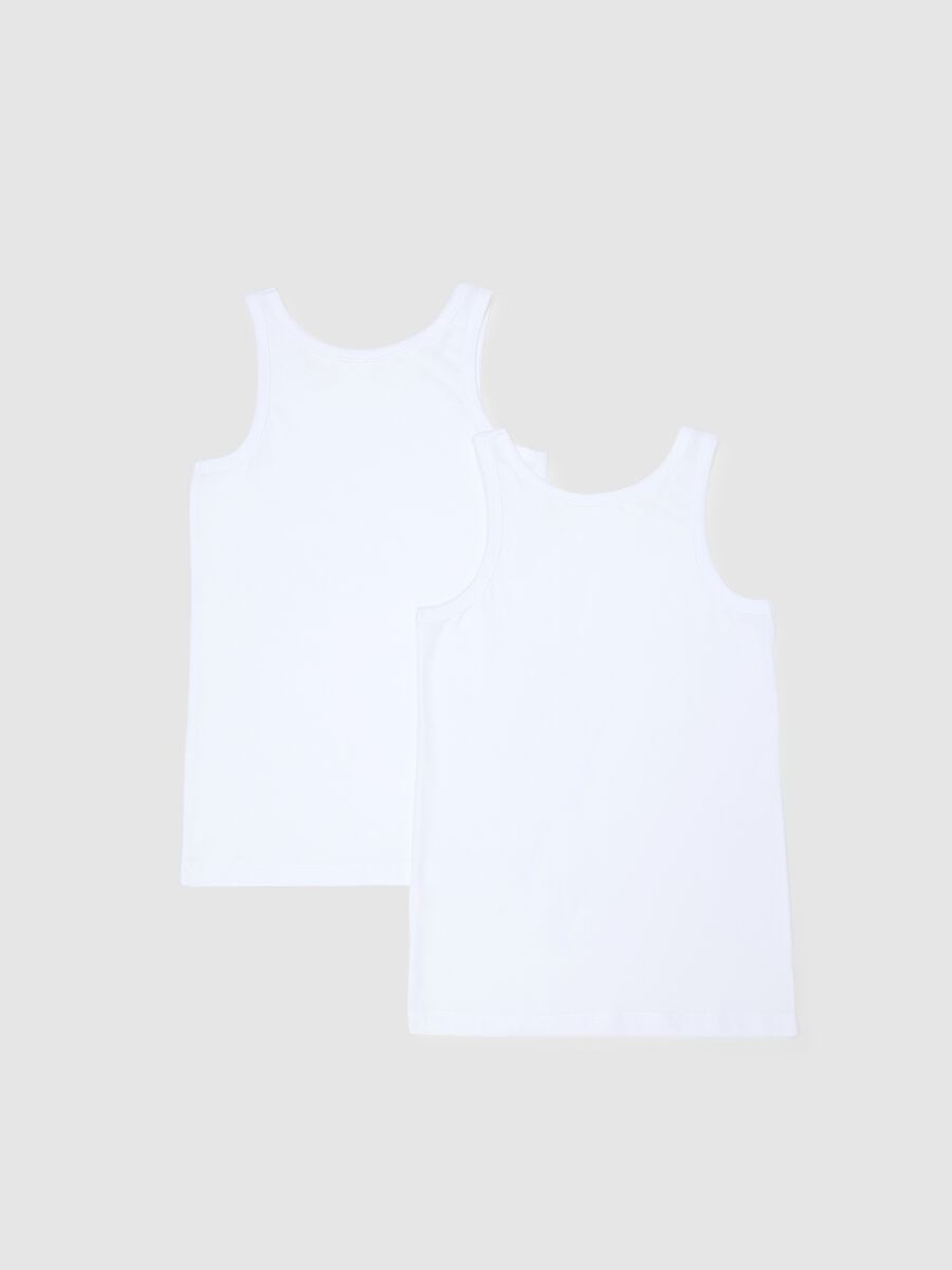 Zweierpack wei&szlig;e Jungenunterhemden aus reiner Baumwolle im Regular-Fit_1