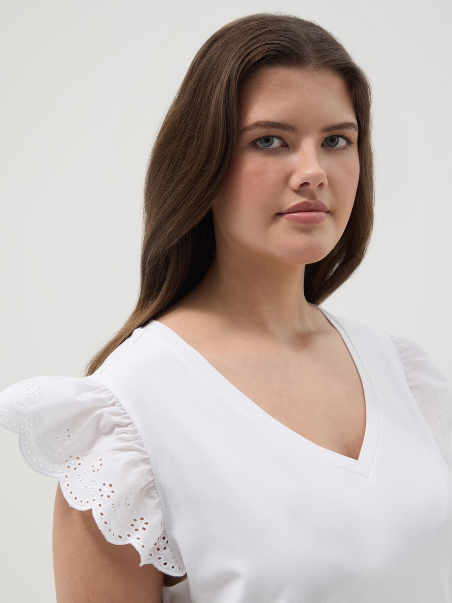 T-shirt bianca in cotone elasticizzato con maniche volant regular fit_3
