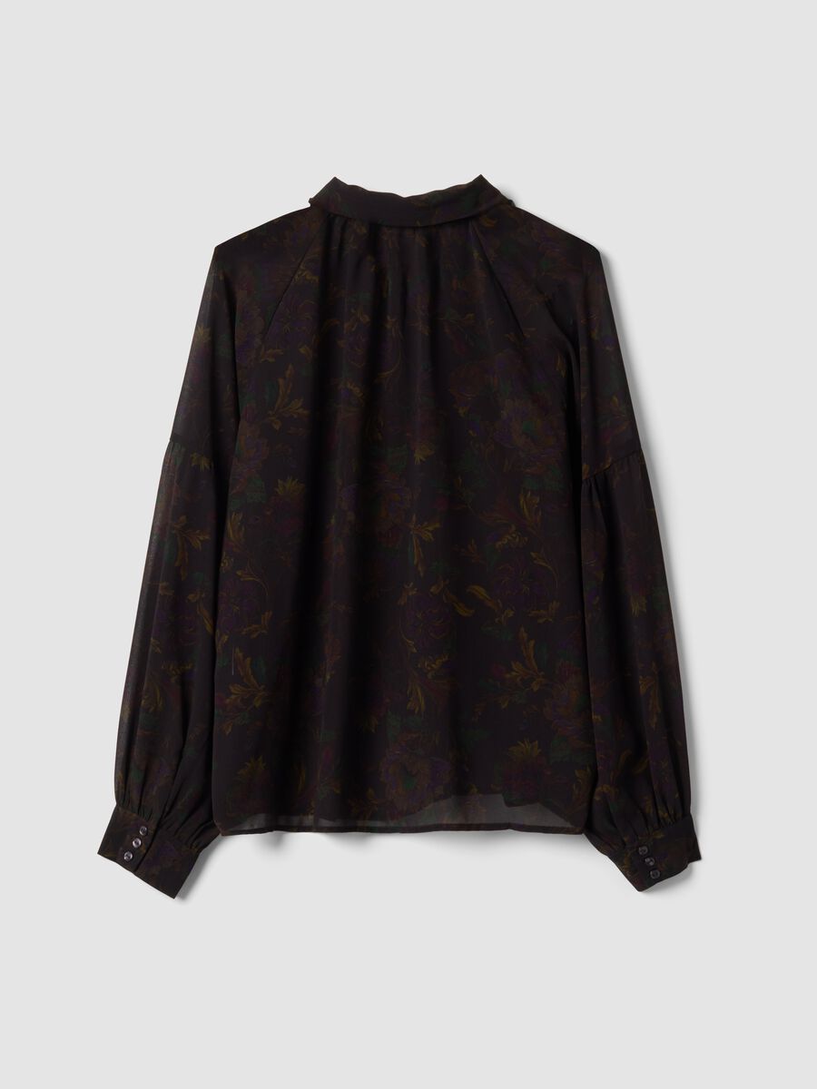 Camicia nera con fantasia floreale e fiocco al collo_6