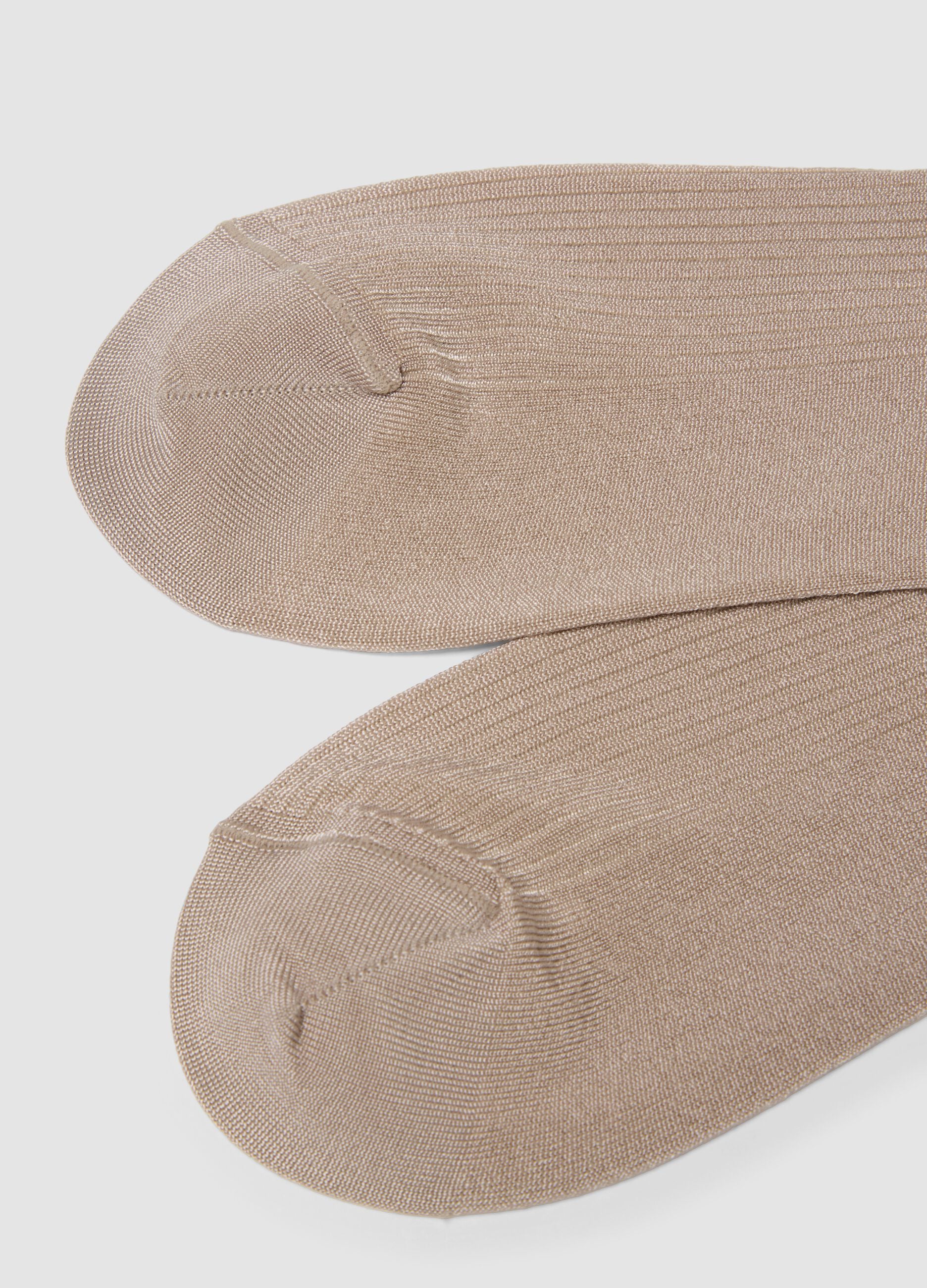 Beige gerippte Socken aus elastischer Viskose