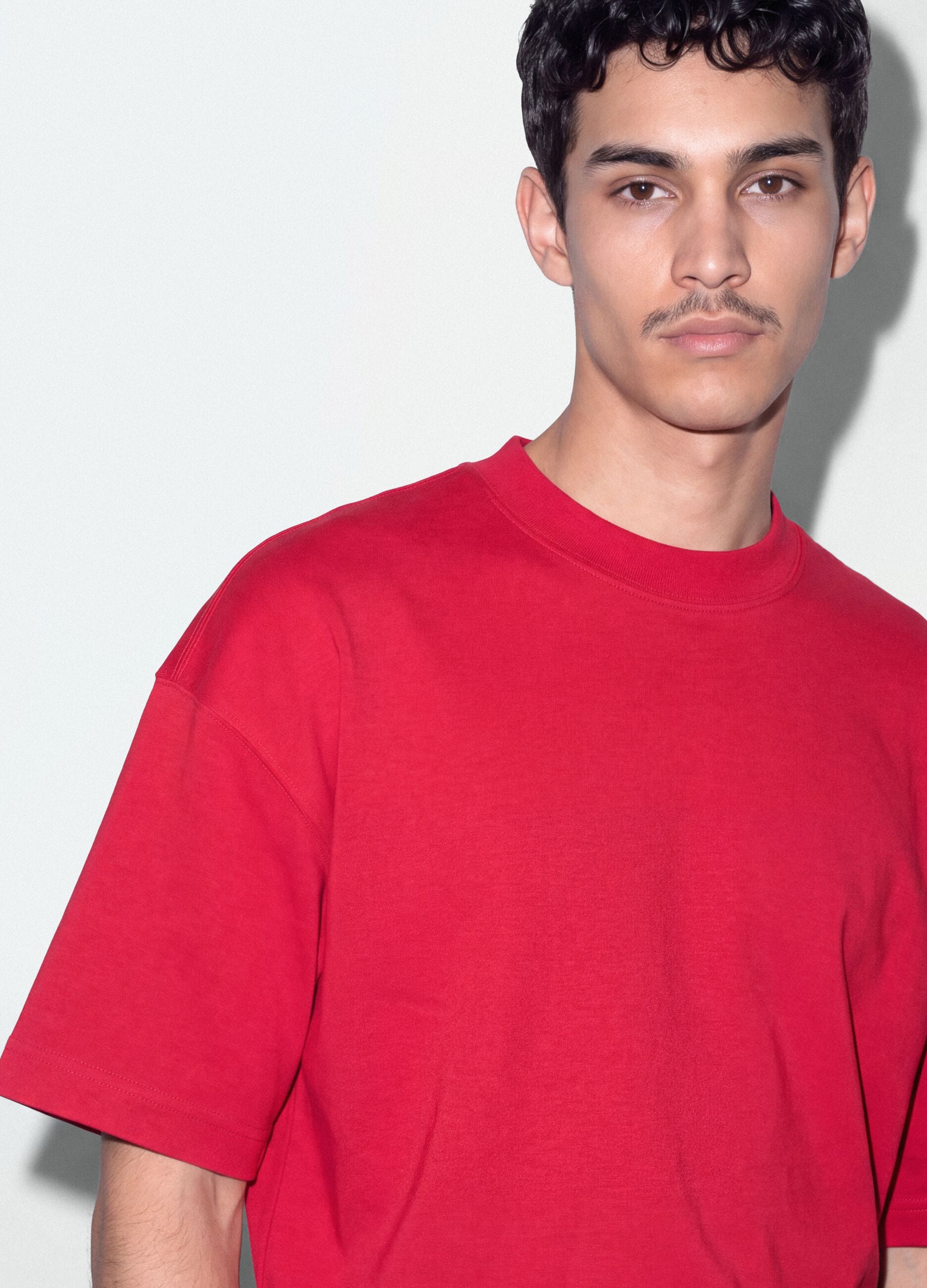 T-shirt rouge col rond en pur coton, coupe boxy