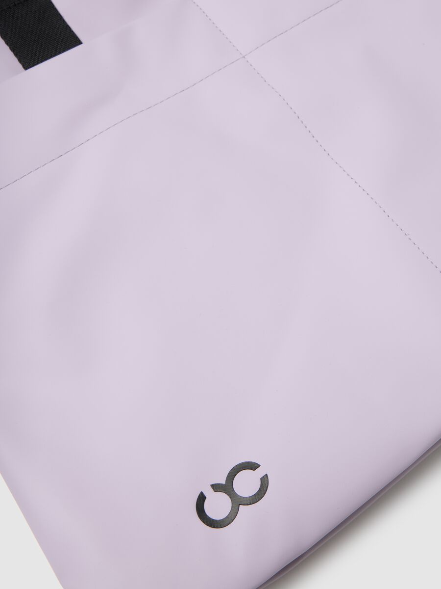 Bolso shopper morado con m&uacute;ltiples compartimentos y correa ajustable_2