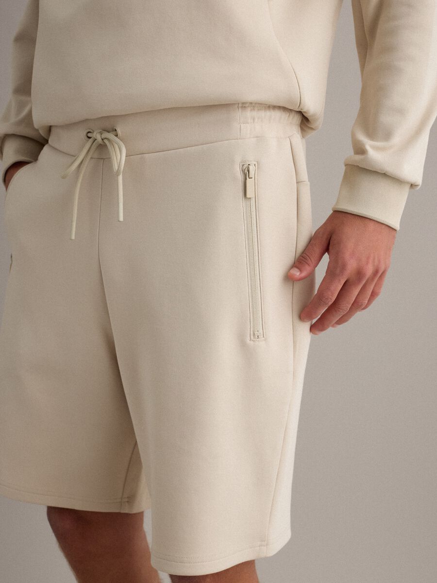 Beige regular fit stretch cotton blend bermuda shorts_3