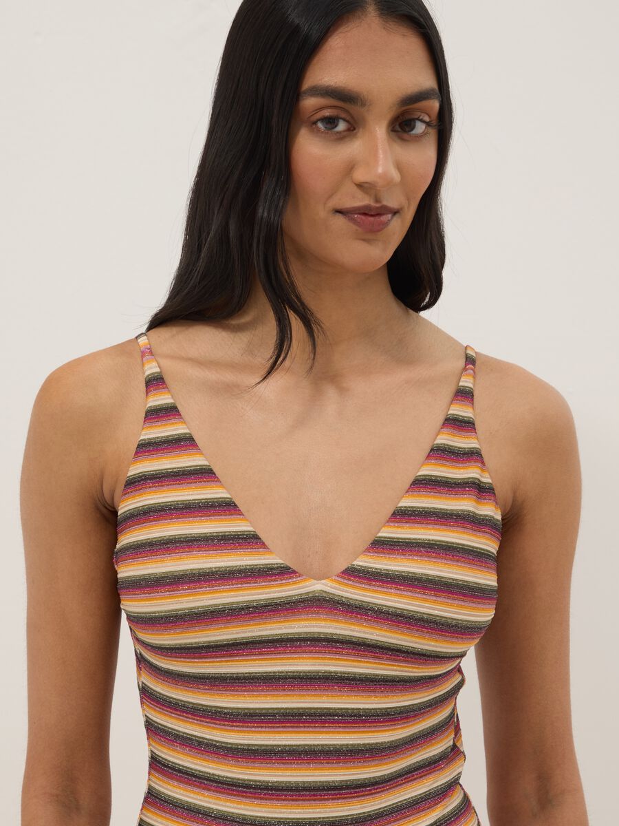 &Omicron;&lambda;ό&sigma;&omega;&mu;&omicron; &mu;&alpha;&gamma;&iota;ό &alpha;&pi;ό &epsilon;&lambda;&alpha;&sigma;&tau;&iota;&kappa;ό ύ&phi;&alpha;&sigma;&mu;&alpha; &mu;&epsilon; &pi;&omicron;&lambda;ύ&chi;&rho;&omega;&mu;&epsilon;&sigmaf; &rho;ί&gamma;&epsilon;&sigmaf;_1