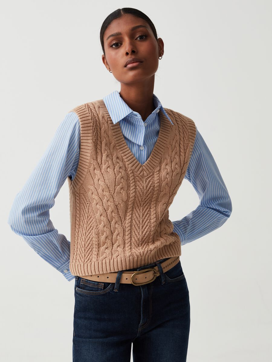 Cable-knit closed gilet with V neck_0