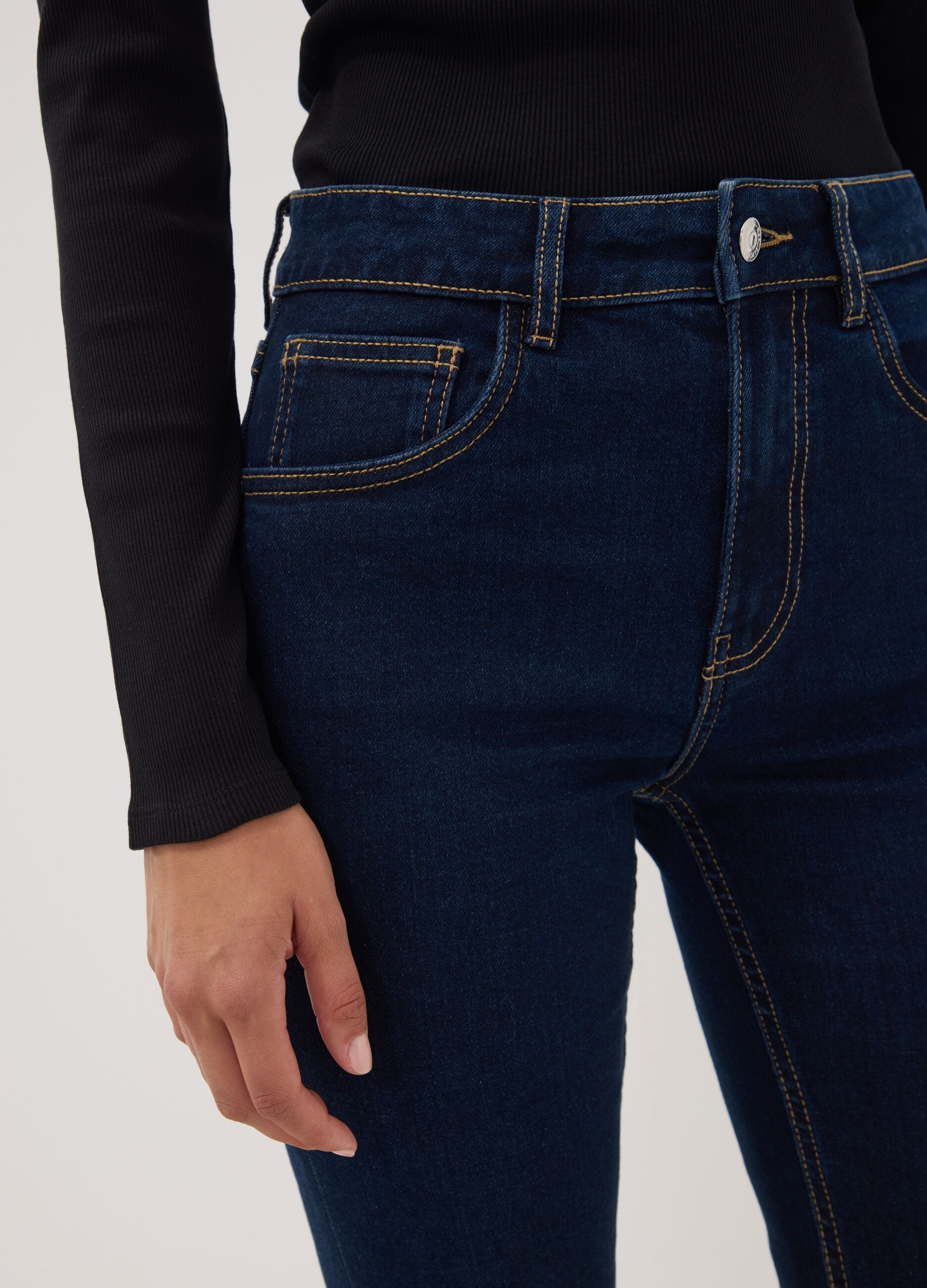 Jeans de ganga azuis cropped slim fit em algod&atilde;o e viscose el&aacute;sticos