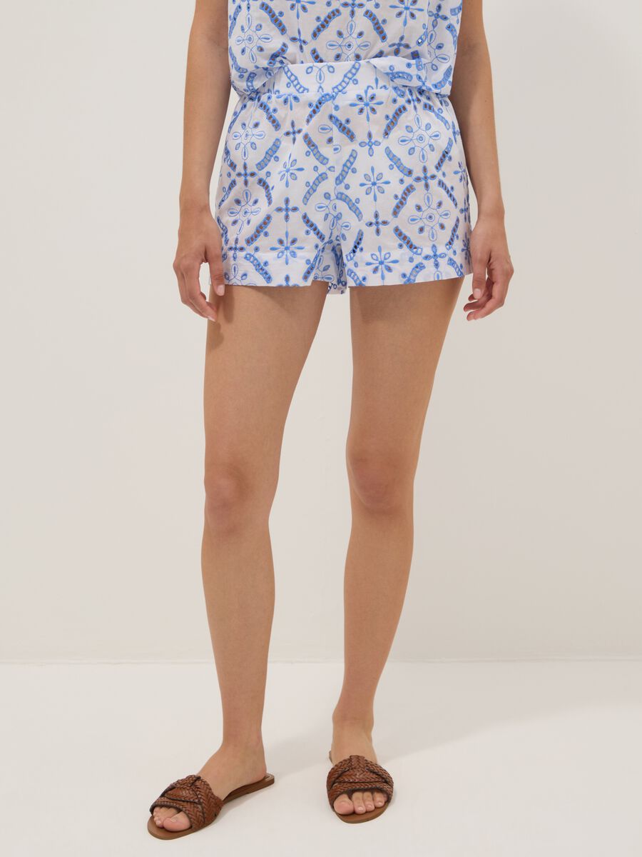 Wei&szlig;e Shorts aus Bio-Baumwolle mit hellblauer Stickerei_1