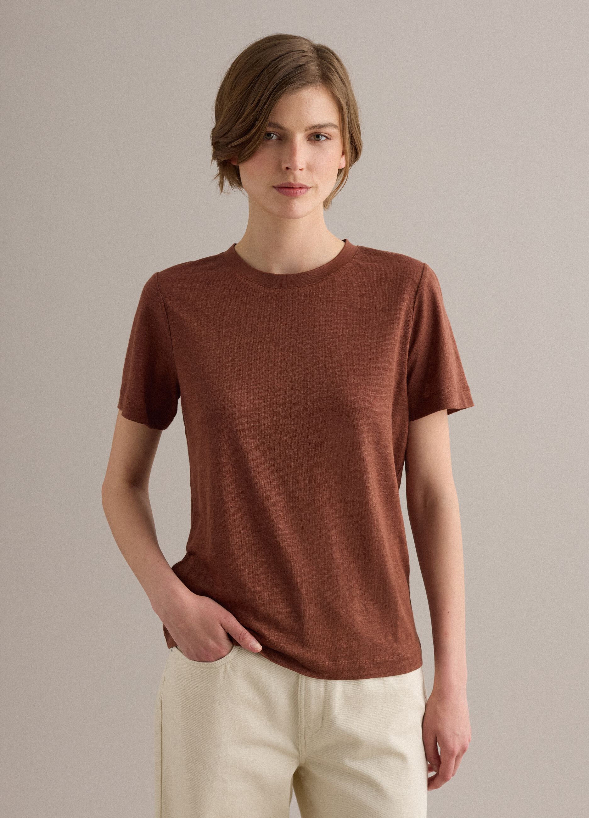 Braunes T-Shirt aus reinem Leinen mit kurzen &Auml;rmeln, Regular Fit