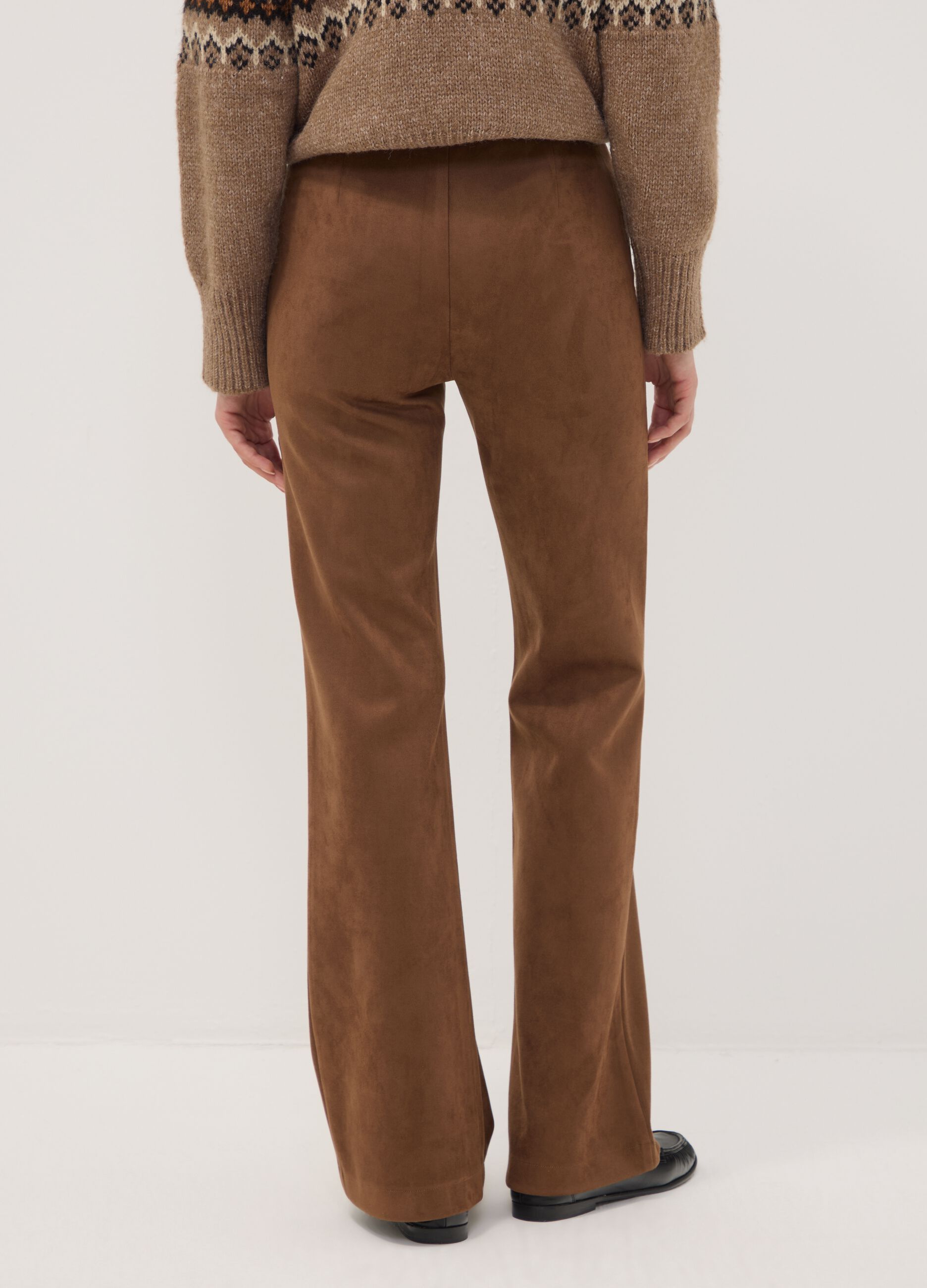 Pantaloni marroni flare in tessuto elasticizzato