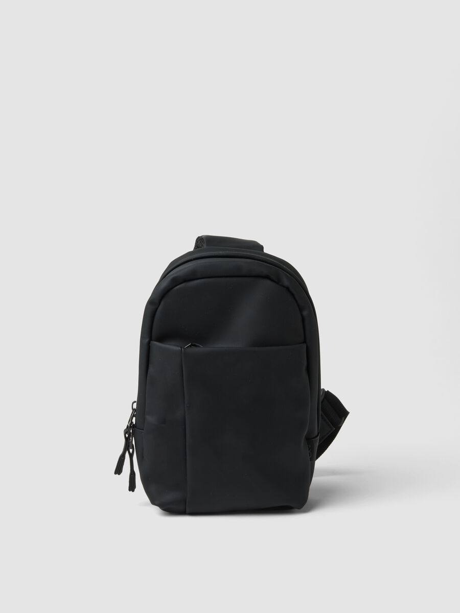 Borsa sportiva nera a tracolla con tasca frontale idrorepellente_0