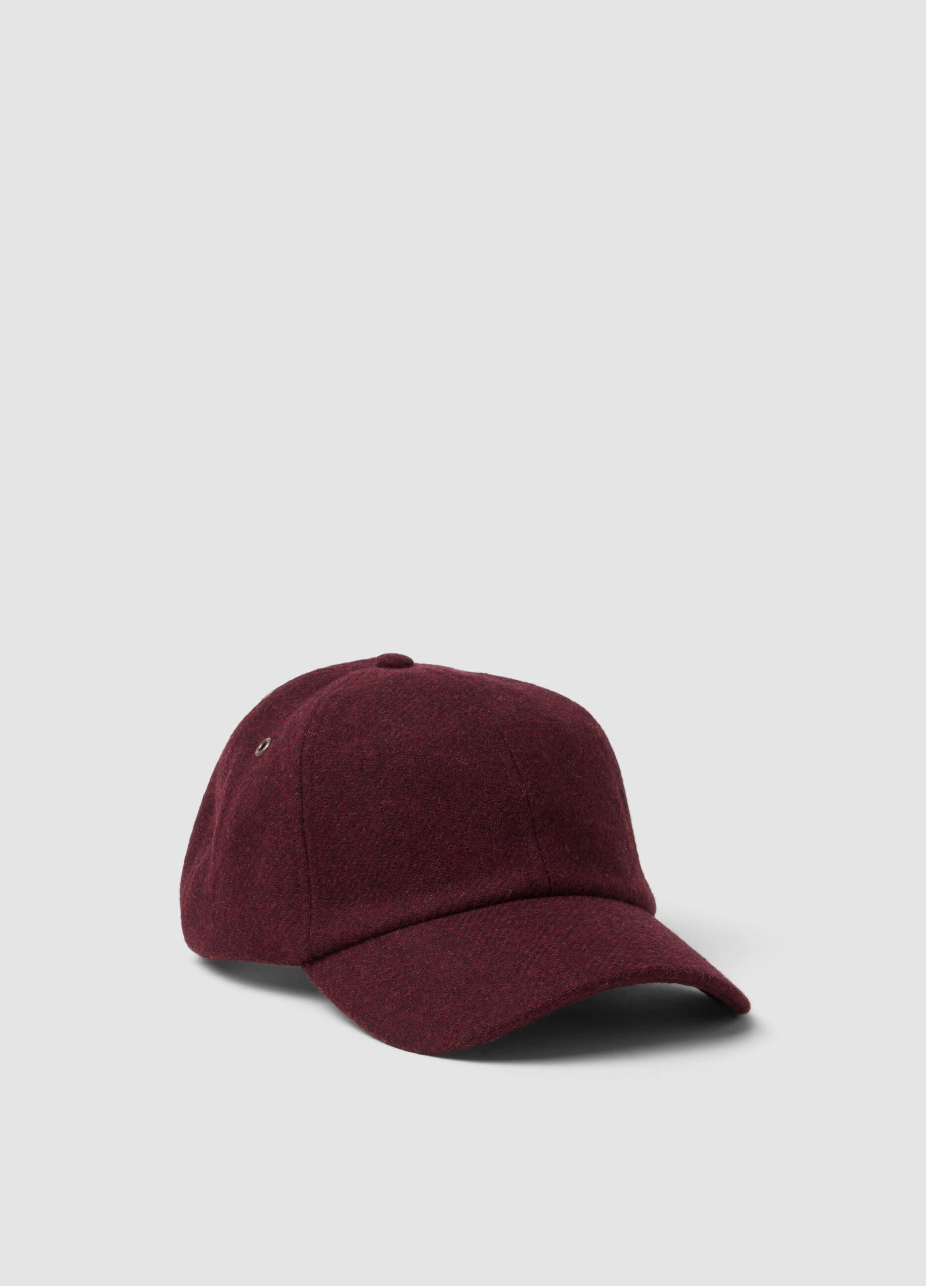 Bon&eacute; vermelho em mistura de l&atilde; e viscose