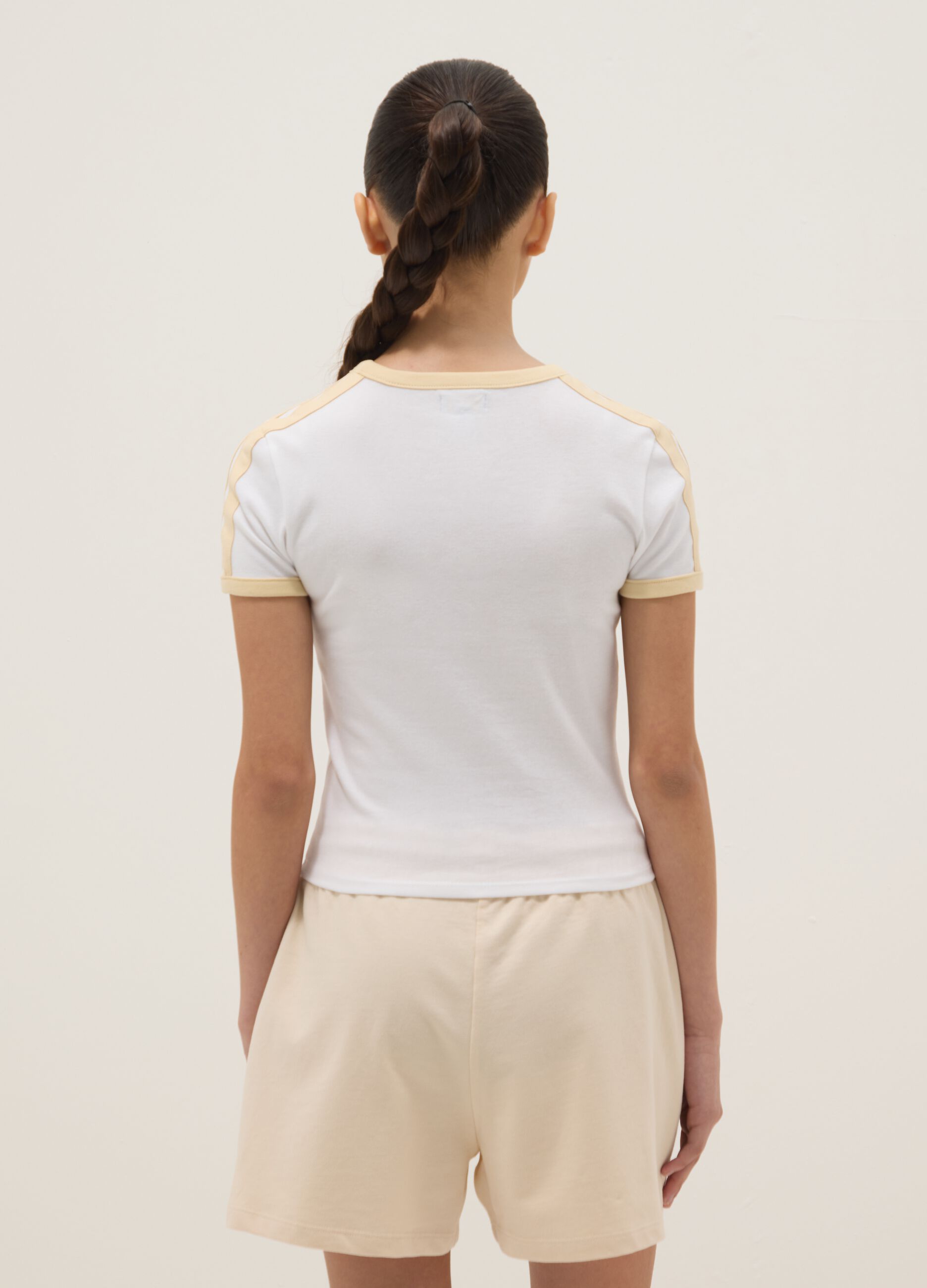 T-shirt branca de algod&atilde;o el&aacute;stico para menina, corte regular