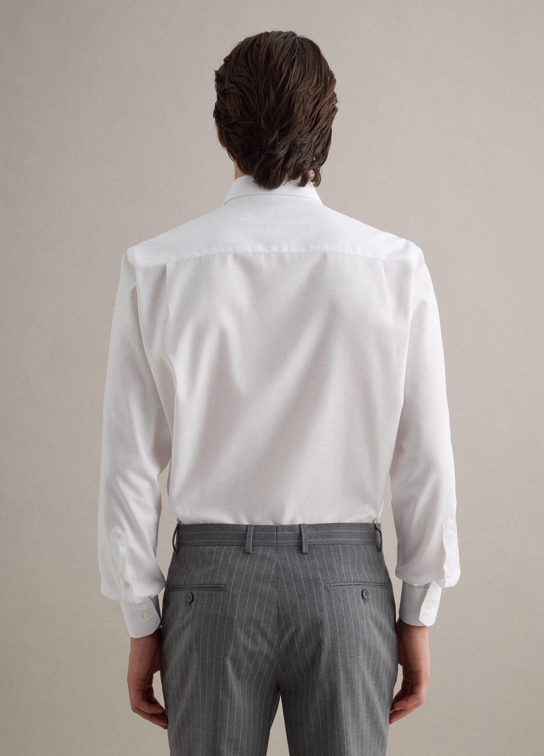 Camisa branca de puro algod&atilde;o regular fit f&aacute;cil de passar