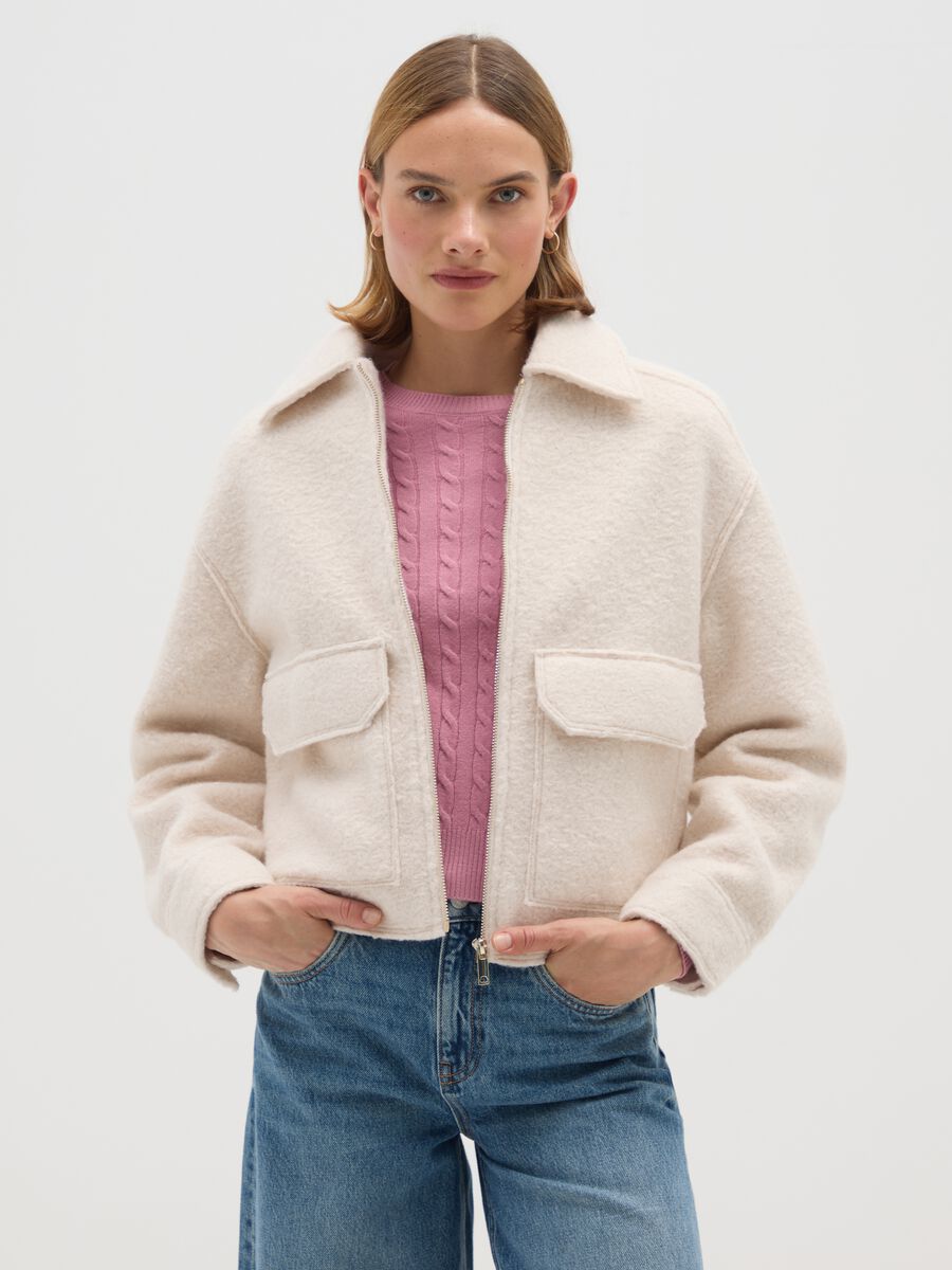 Chaqueta blanca corte regular con cremallera_0