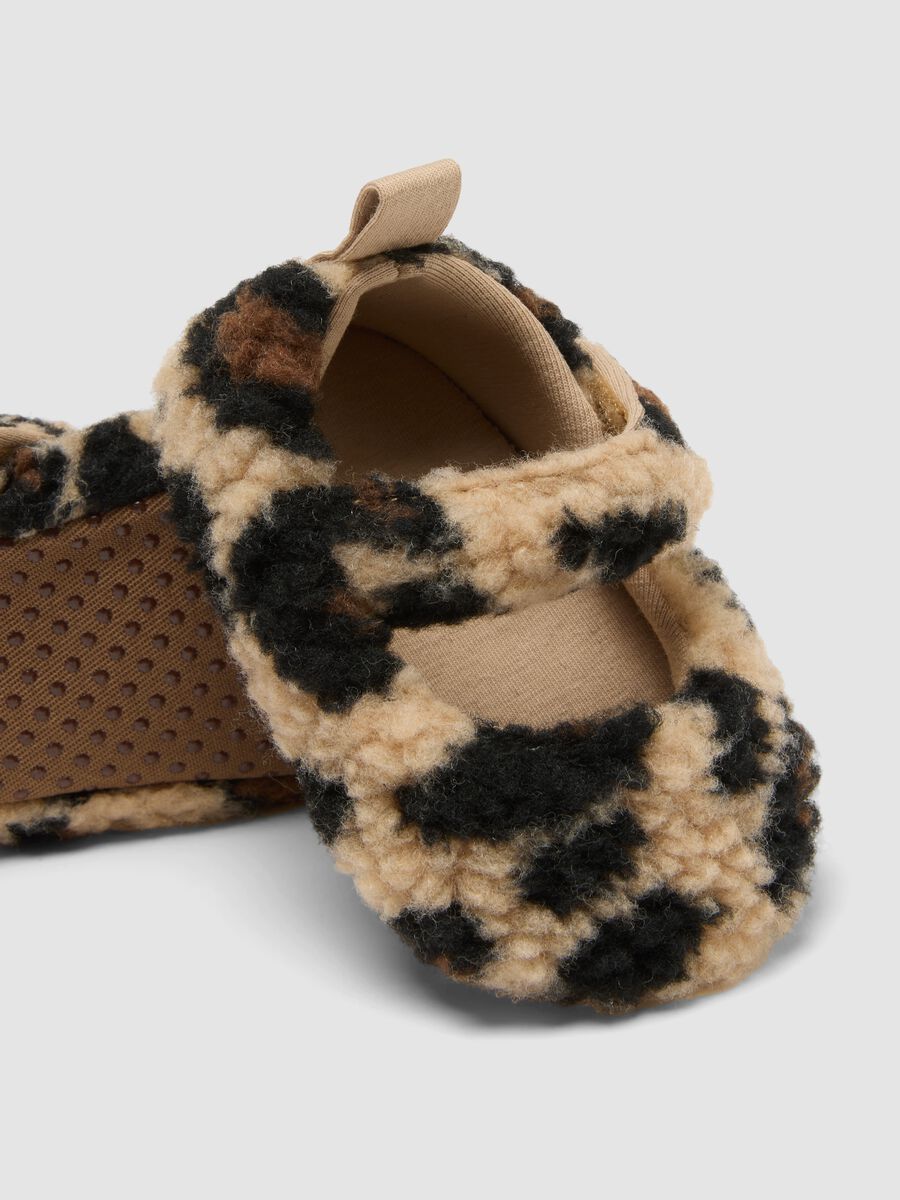 Scarpine beige animalier imbottite con cinturino_1