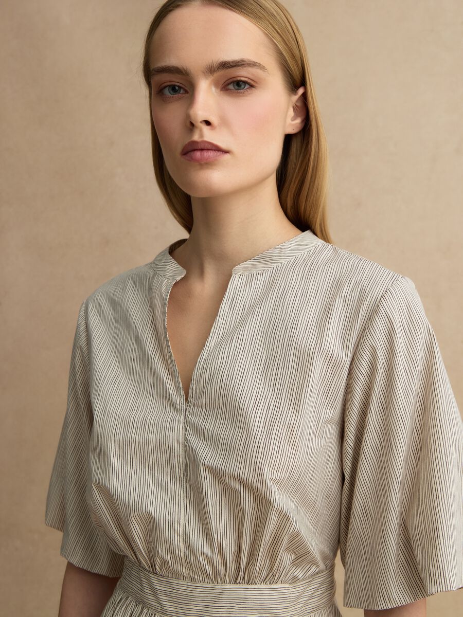Beiges Maxikleid aus reiner Baumwolle mit Streifen, Regular Fit und V-Ausschnitt_3