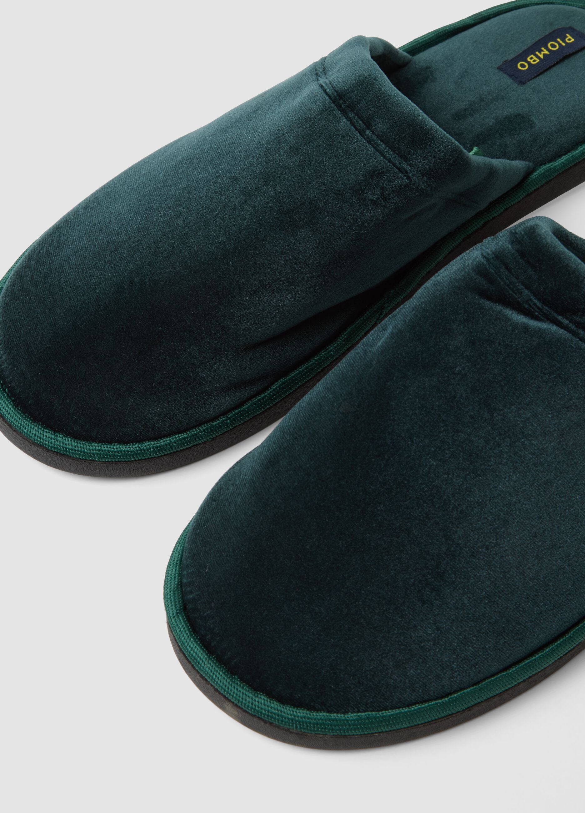 Chinelos verdes acolchoados para casa