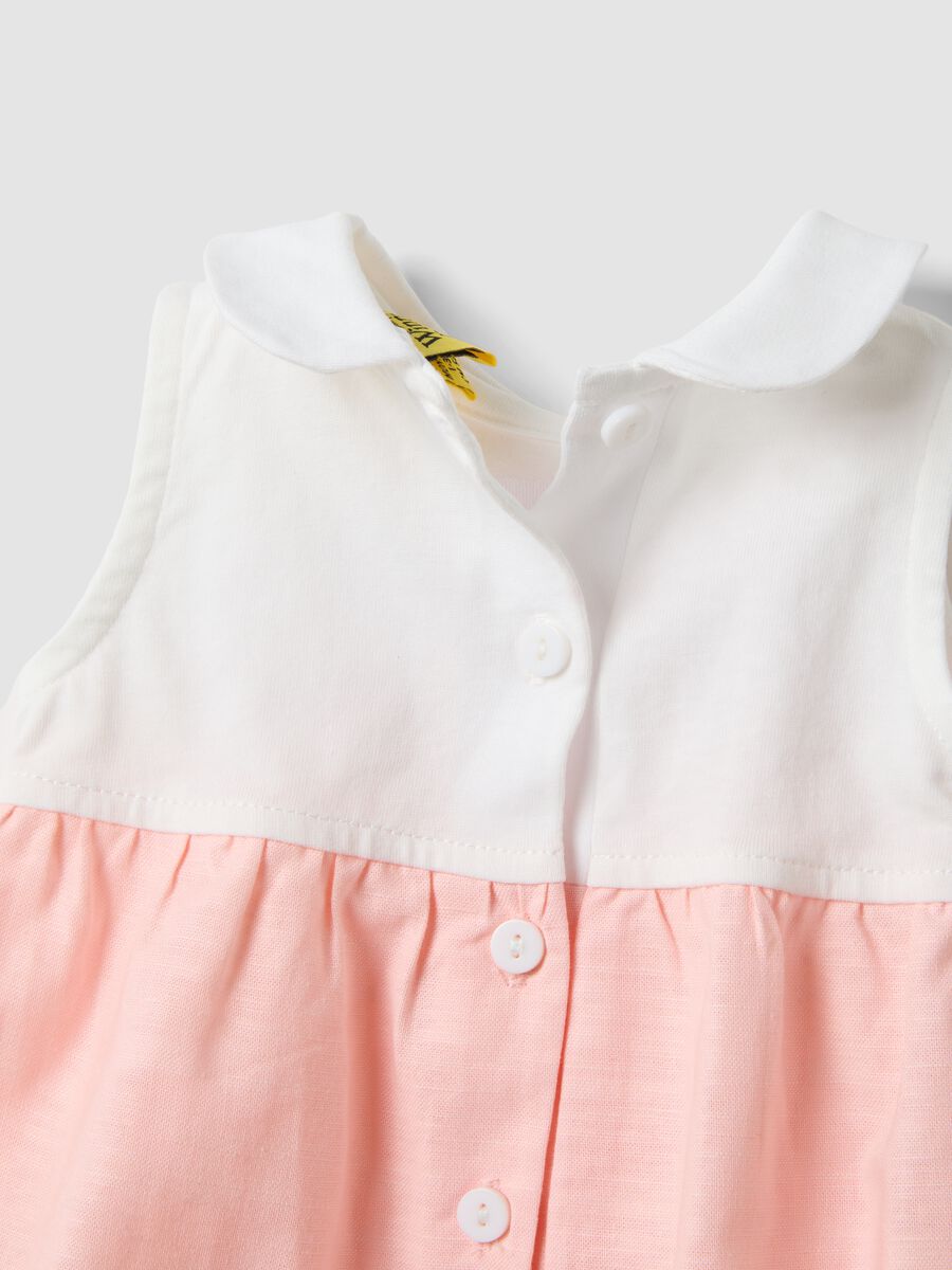Pink and white organic cotton romper with classic collar_3