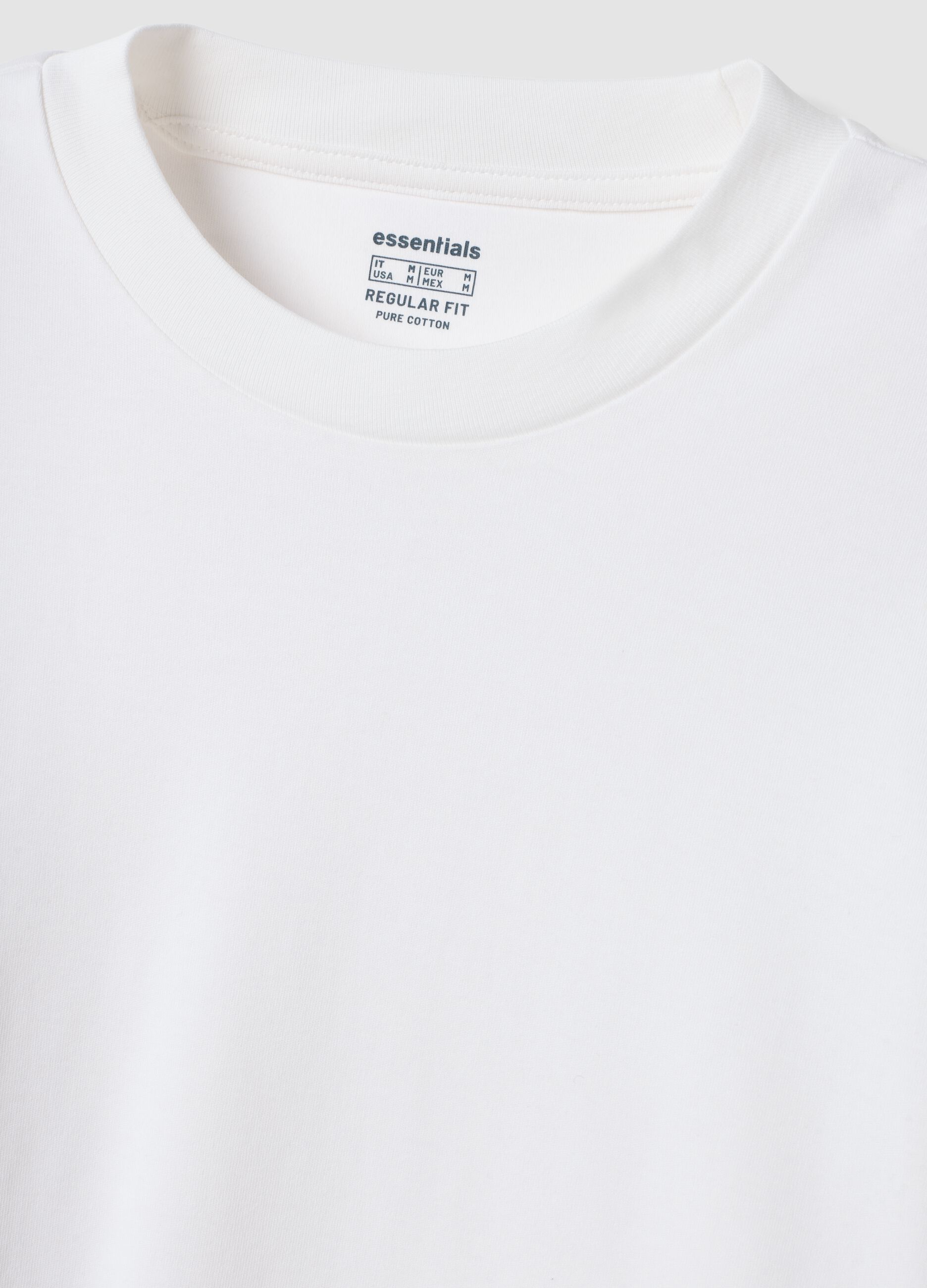 &Lambda;&epsilon;&upsilon;&kappa;ό T-shirt &alpha;&pi;ό 100% &beta;&alpha;&mu;&beta;ά&kappa;&iota; &mu;&epsilon; &sigma;&tau;&rho;&omicron;&gamma;&gamma;&upsilon;&lambda;ή &lambda;&alpha;&iota;&mu;ό&kappa;&omicron;&psi;&eta; &kappa;&alpha;&iota; &mu;&alpha;&kappa;&rho;&iota;ά &mu;&alpha;&nu;ί&kappa;&iota;&alpha;, &kappa;&alpha;&nu;&omicron;&nu;&iota;&kappa;ή &epsilon;&phi;&alpha;&rho;&mu;&omicron;&gamma;ή