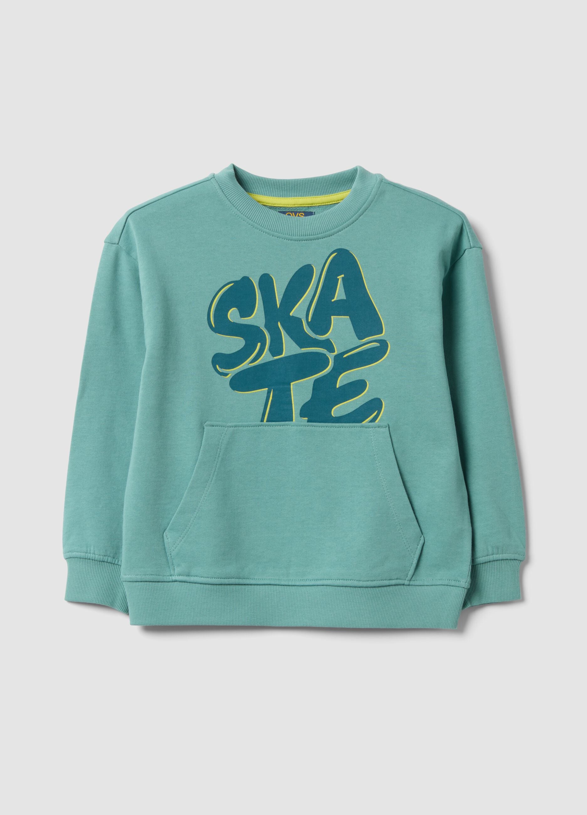 Sweatshirt com capuz azul em algod&atilde;o puro, corte oversized, com estampado e bolso canguru para menino